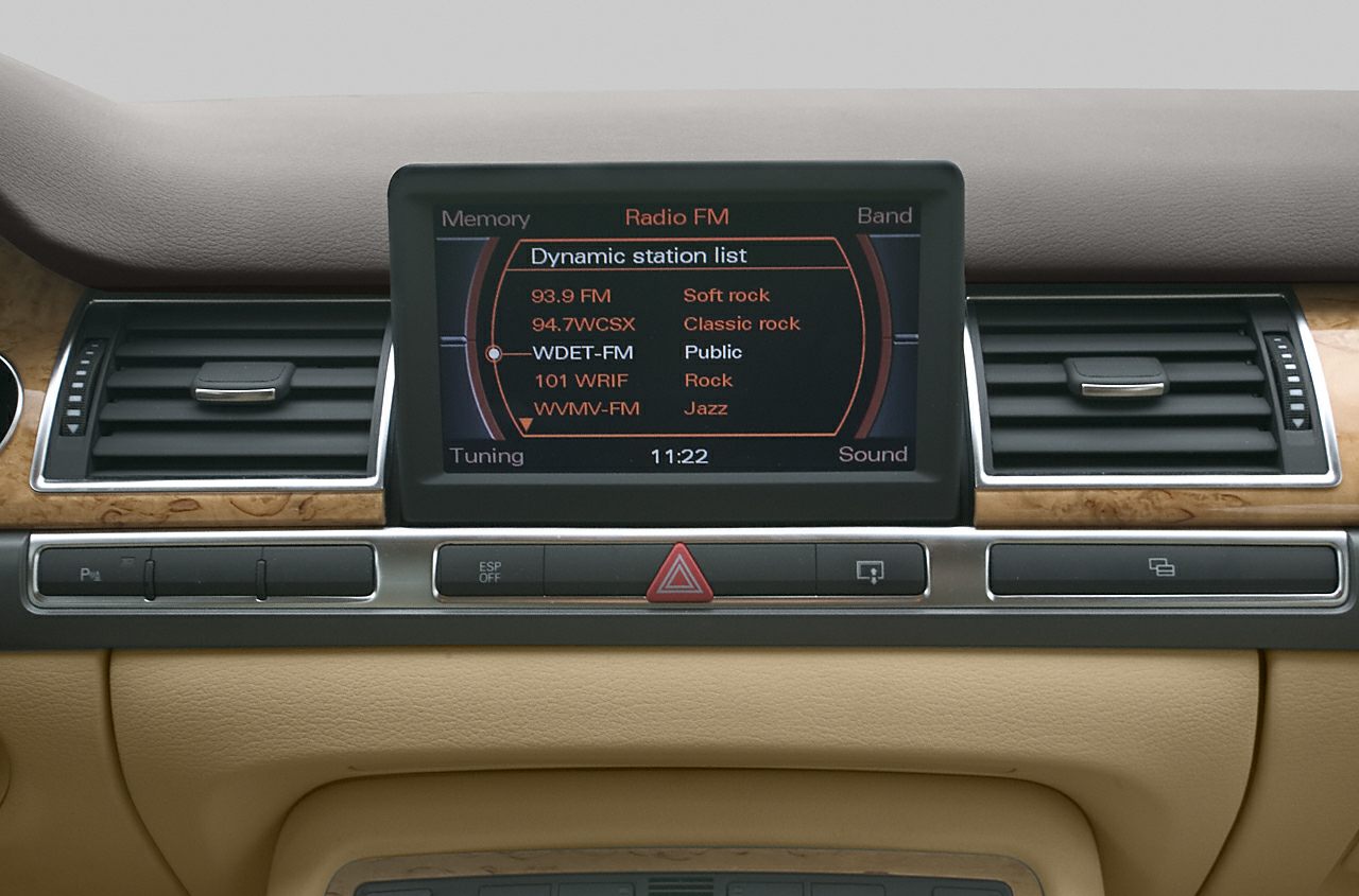FM radio display with station list and dashboard buttons