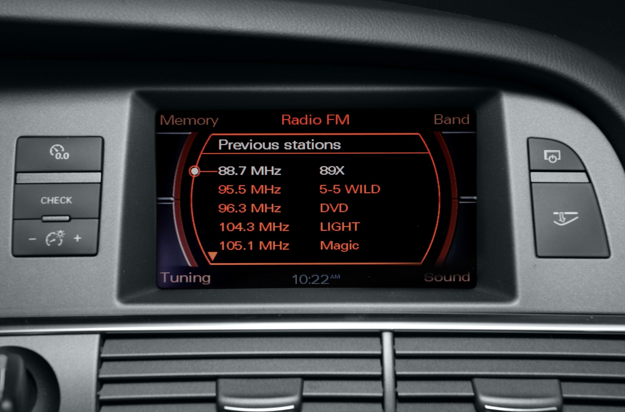 Radio FM display screen with previous stations list and control buttons