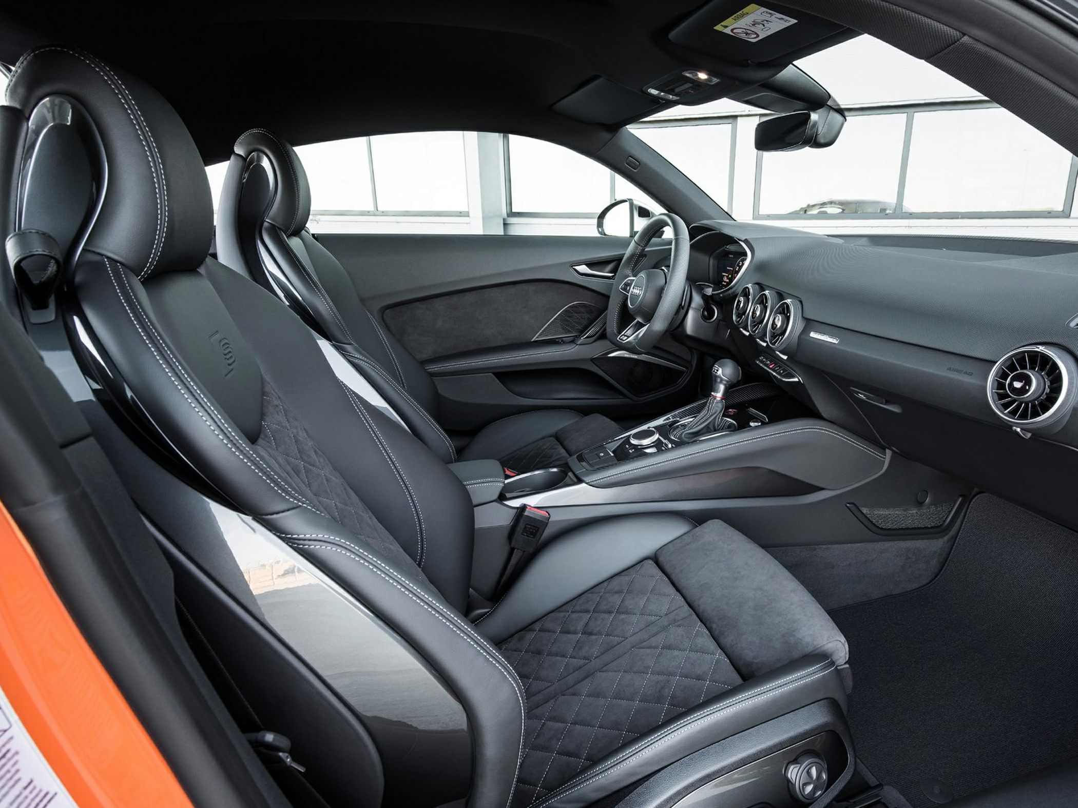 Sport seats with leather and Alcantara, modern steering wheel and dashboard