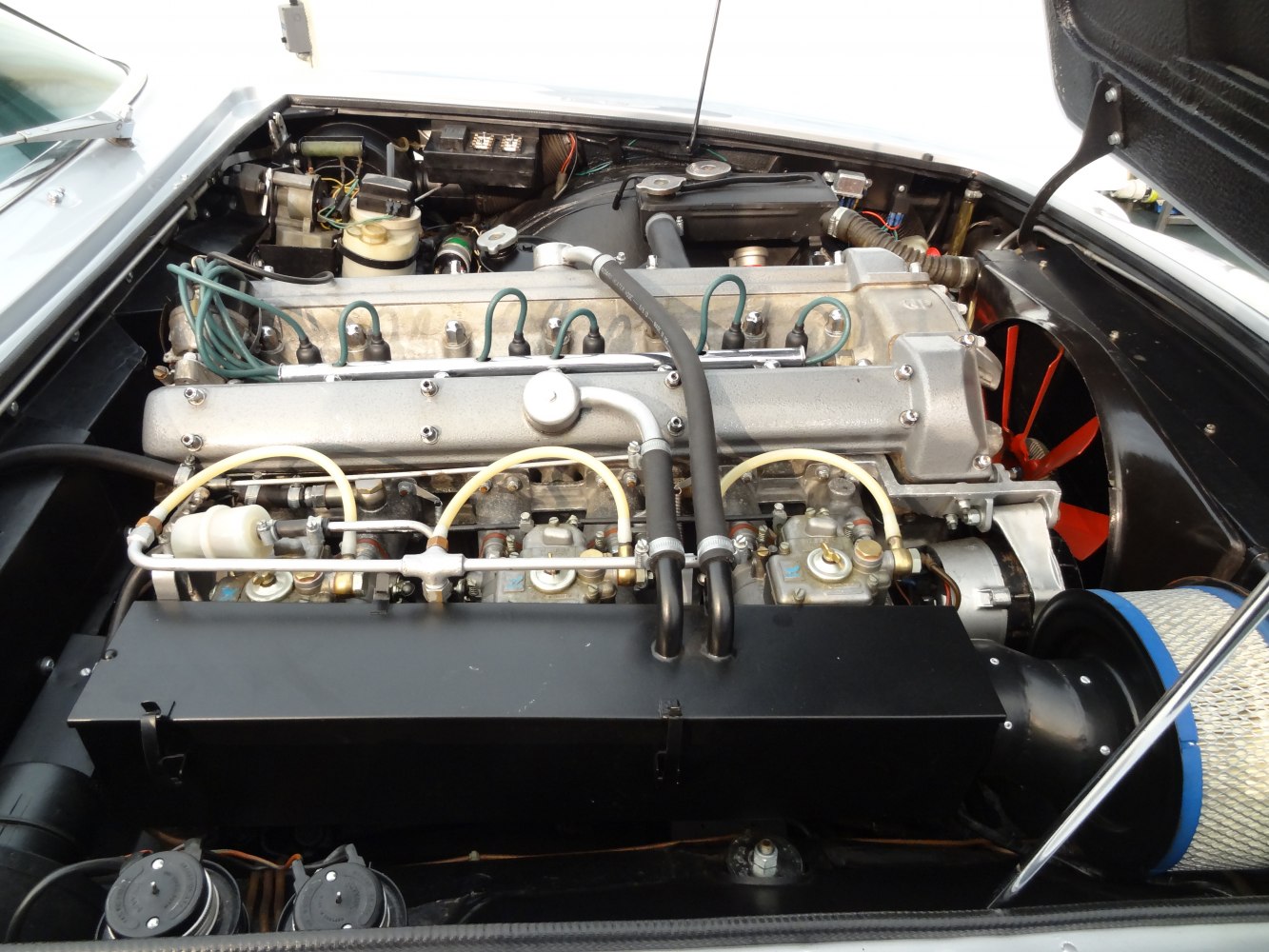 Classic inline-6 engine with carburetor setup and air filter