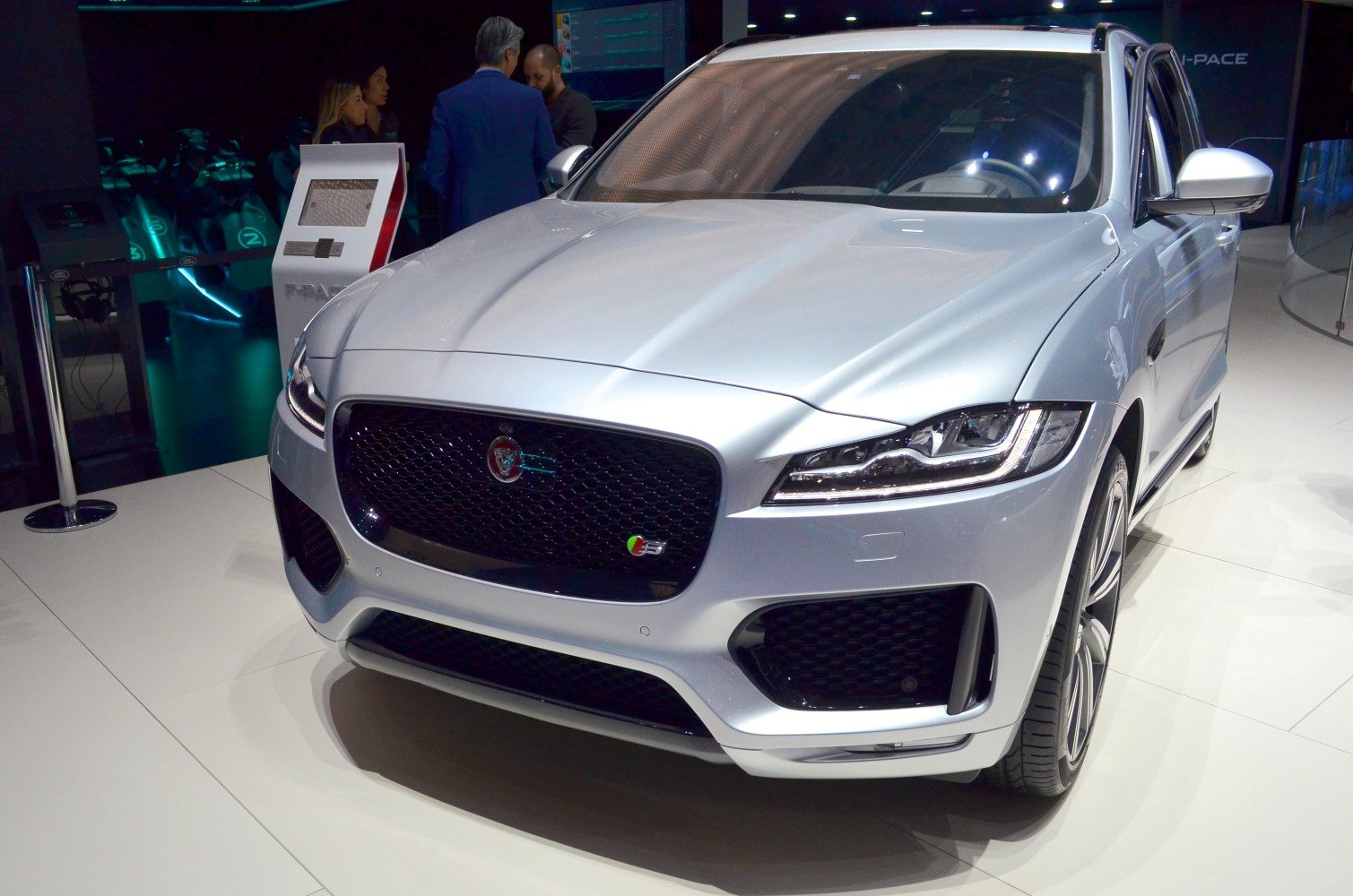 Front grille and LED headlight design of a luxury SUV