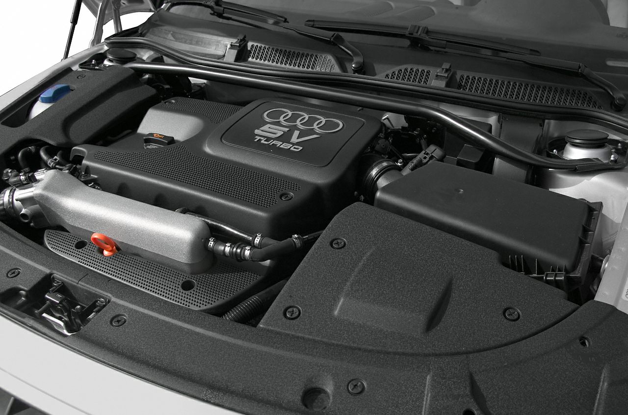 5-valve turbo engine with Audi rings cover in engine bay