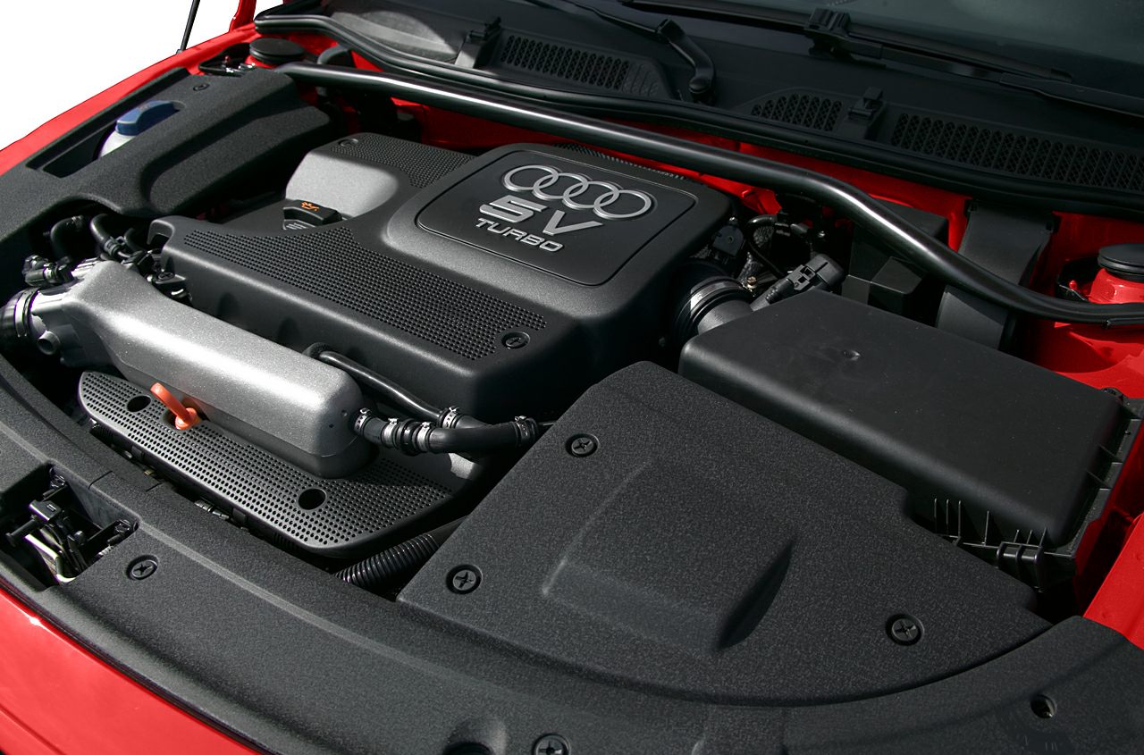5-valve turbocharged engine with structural engine bay components
