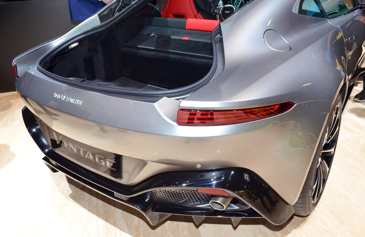 Open trunk and rear exhaust pipe with sporty diffuser