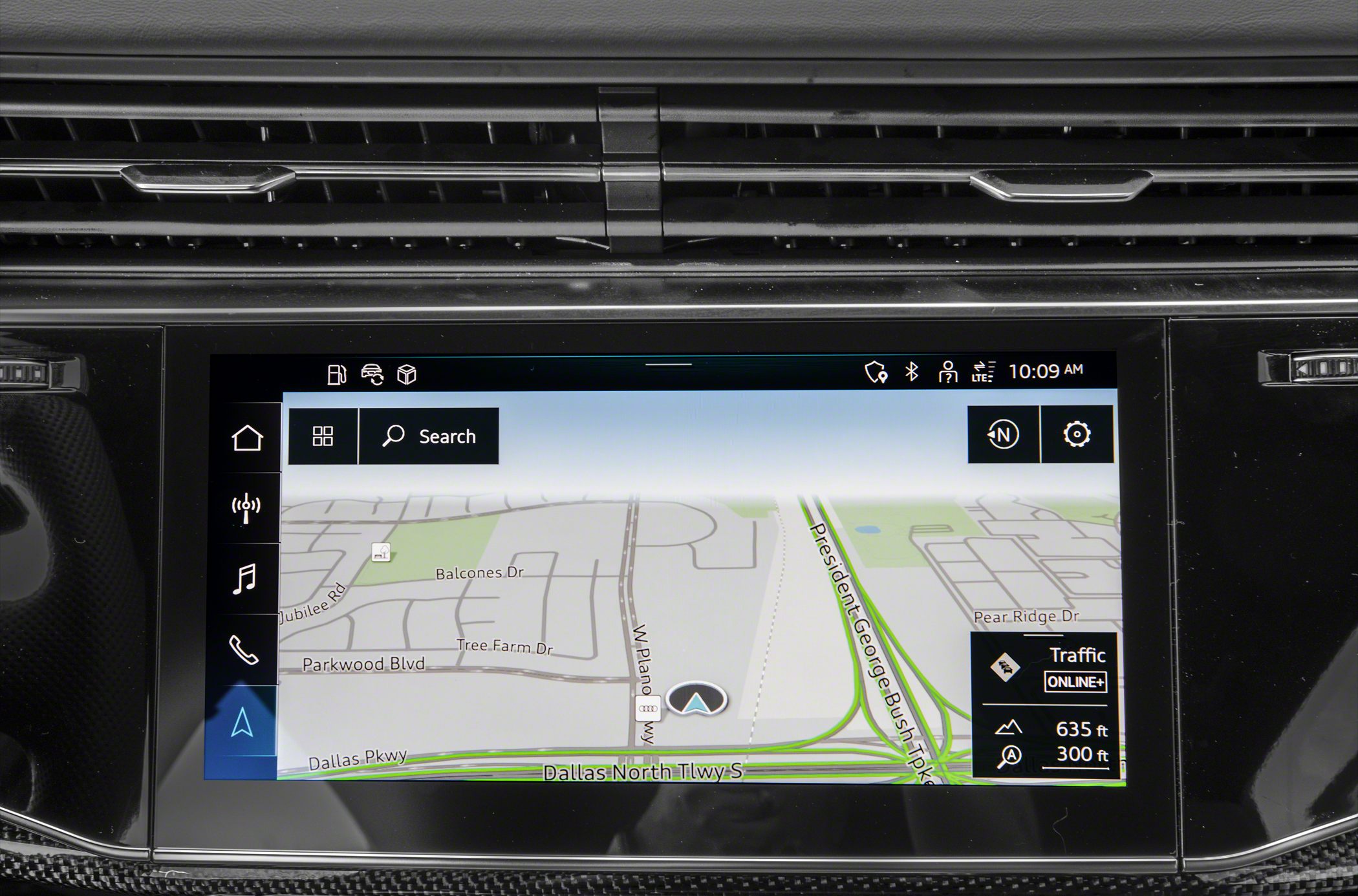 Digital navigation screen with map and live traffic update