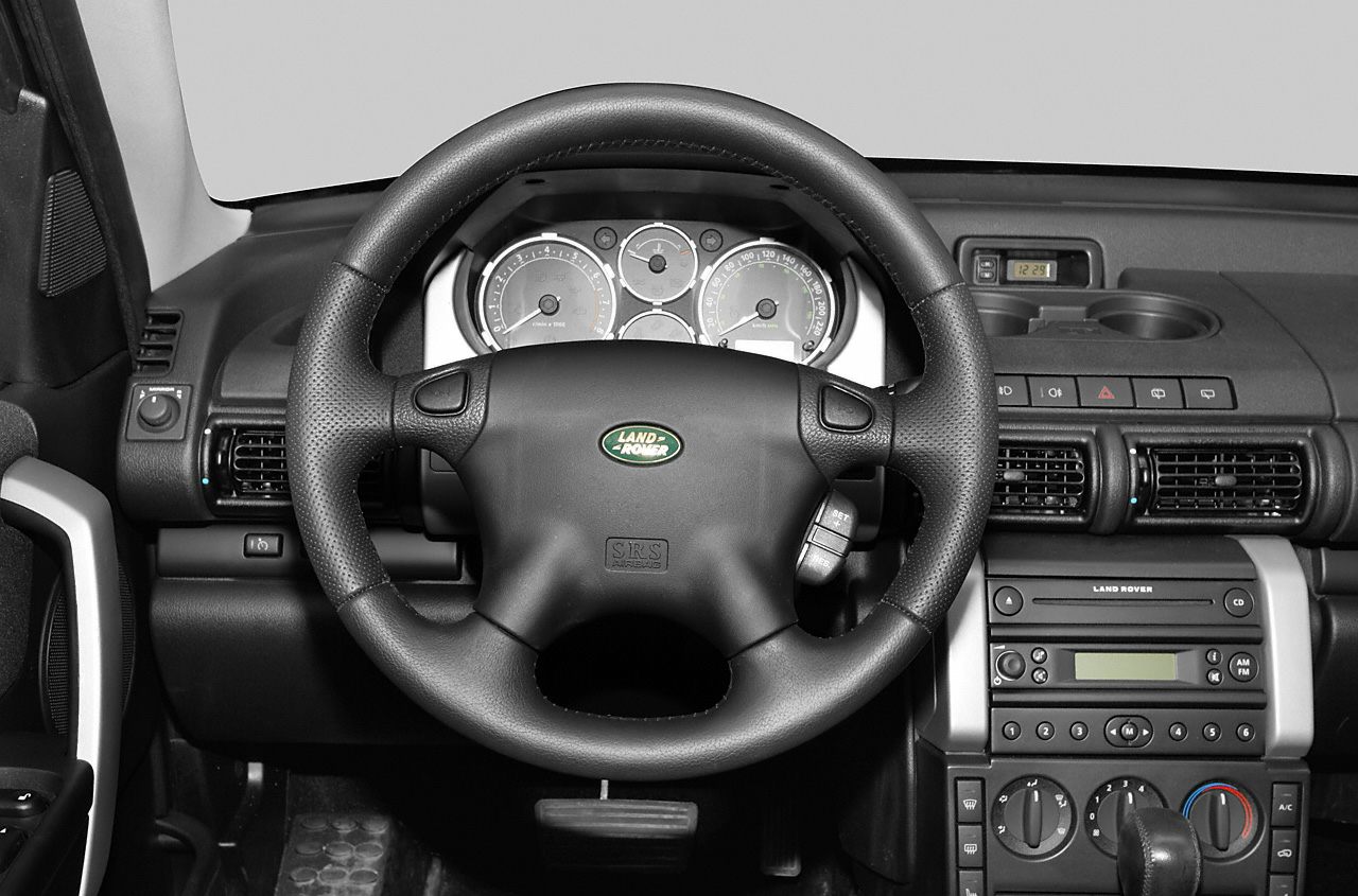 Steering wheel and dashboard with classic instrument panel and controls
