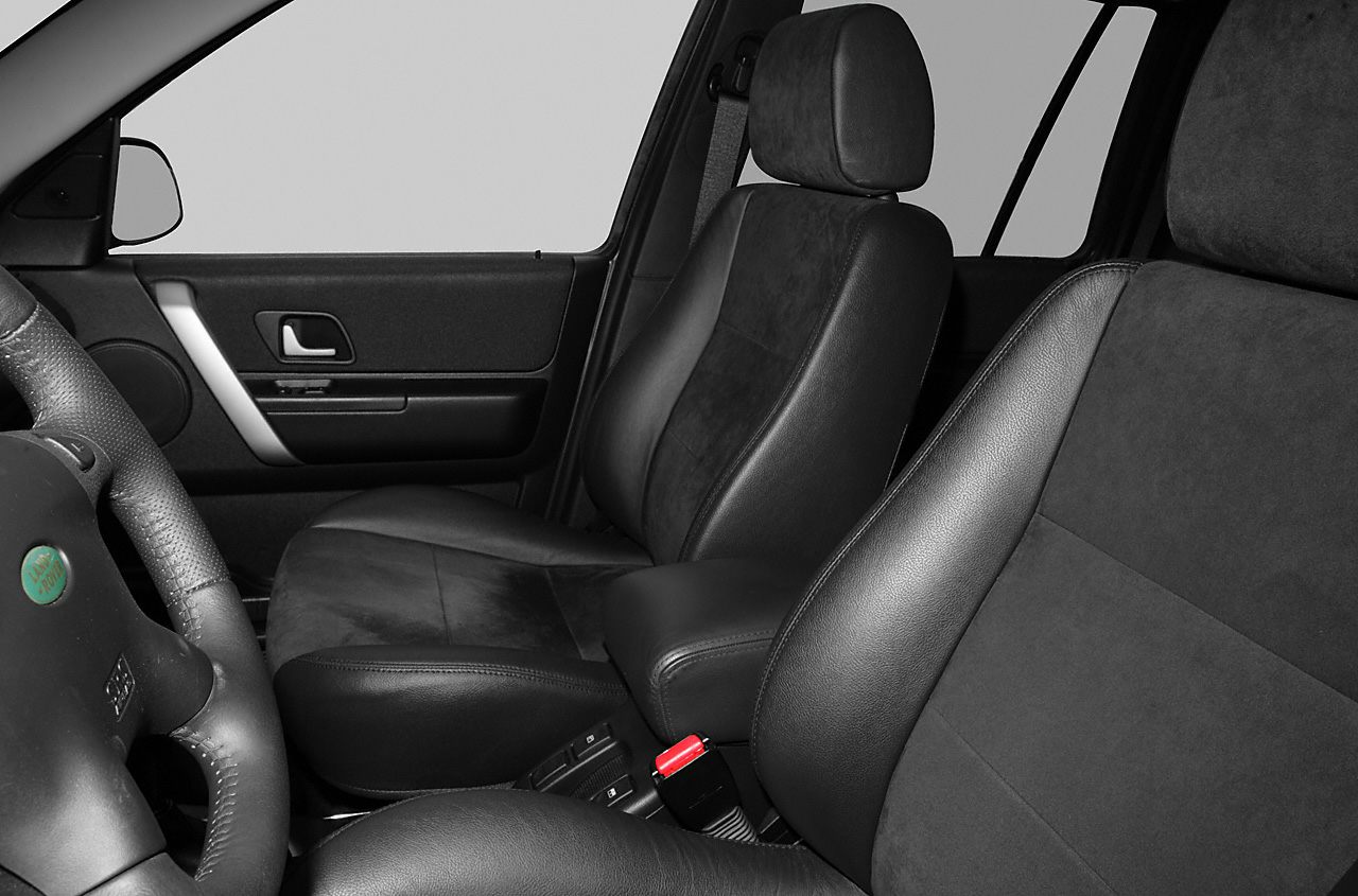 Leather and Alcantara front seats with headrests and armrest