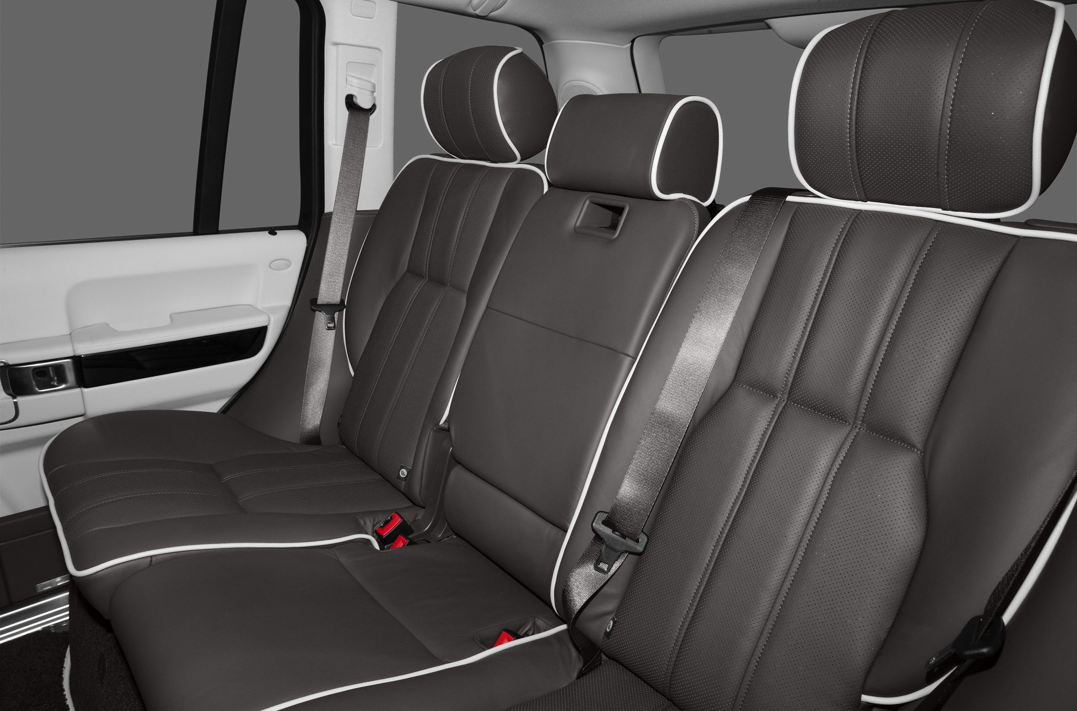 Rear seats in black leather with white piping and integrated headrests