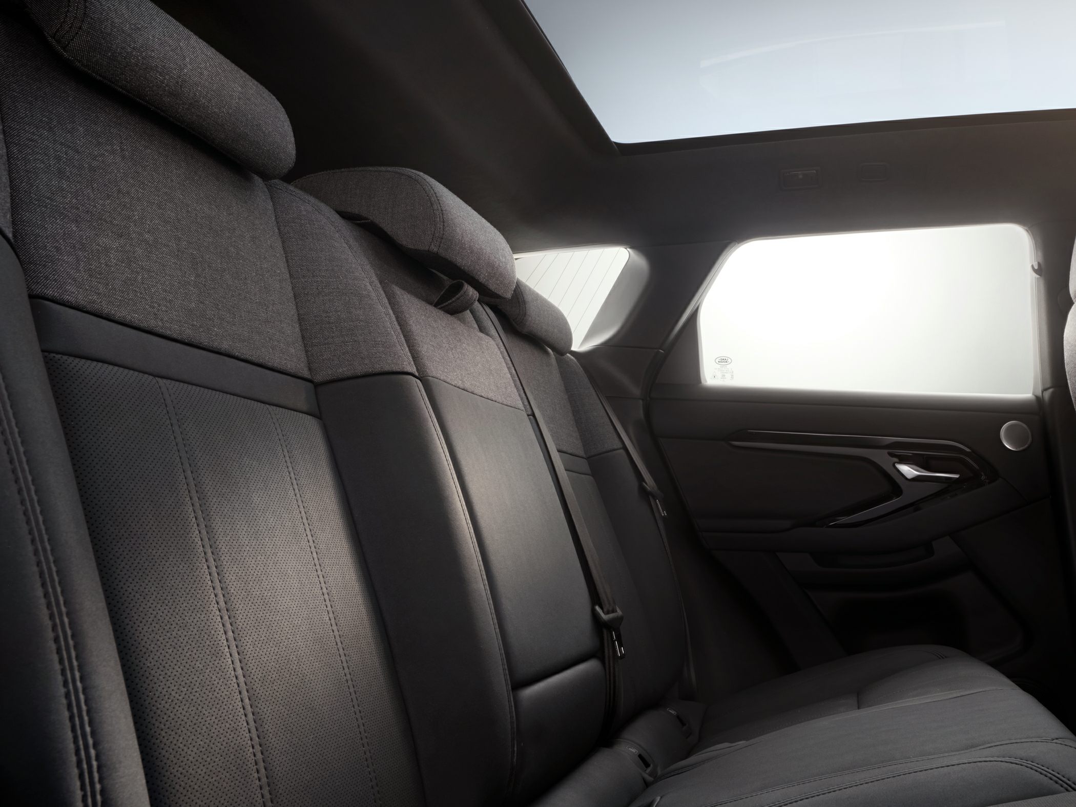 Rear seats with fabric and leather, door panel, panoramic sunroof
