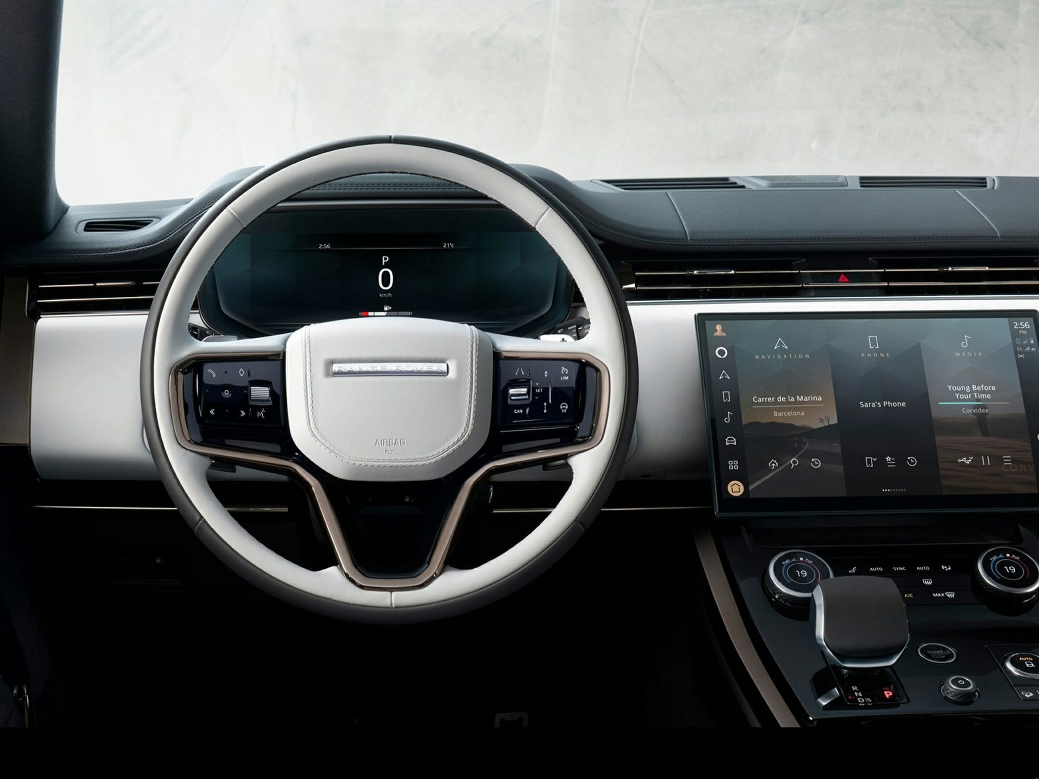 Digital dashboard and multifunction steering wheel with luxury design.