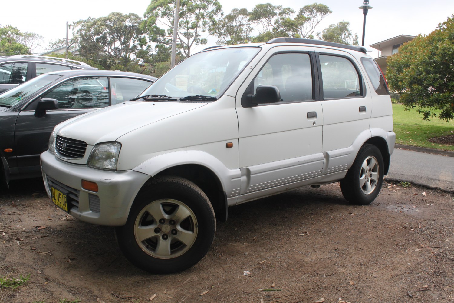 Compact SUV with raised ground clearance and five-spoke alloy wheels