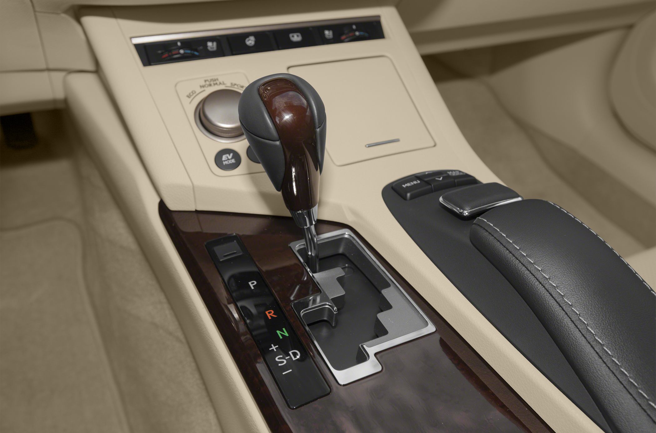 Automatic gear shift with wood trim and drive mode selector dial