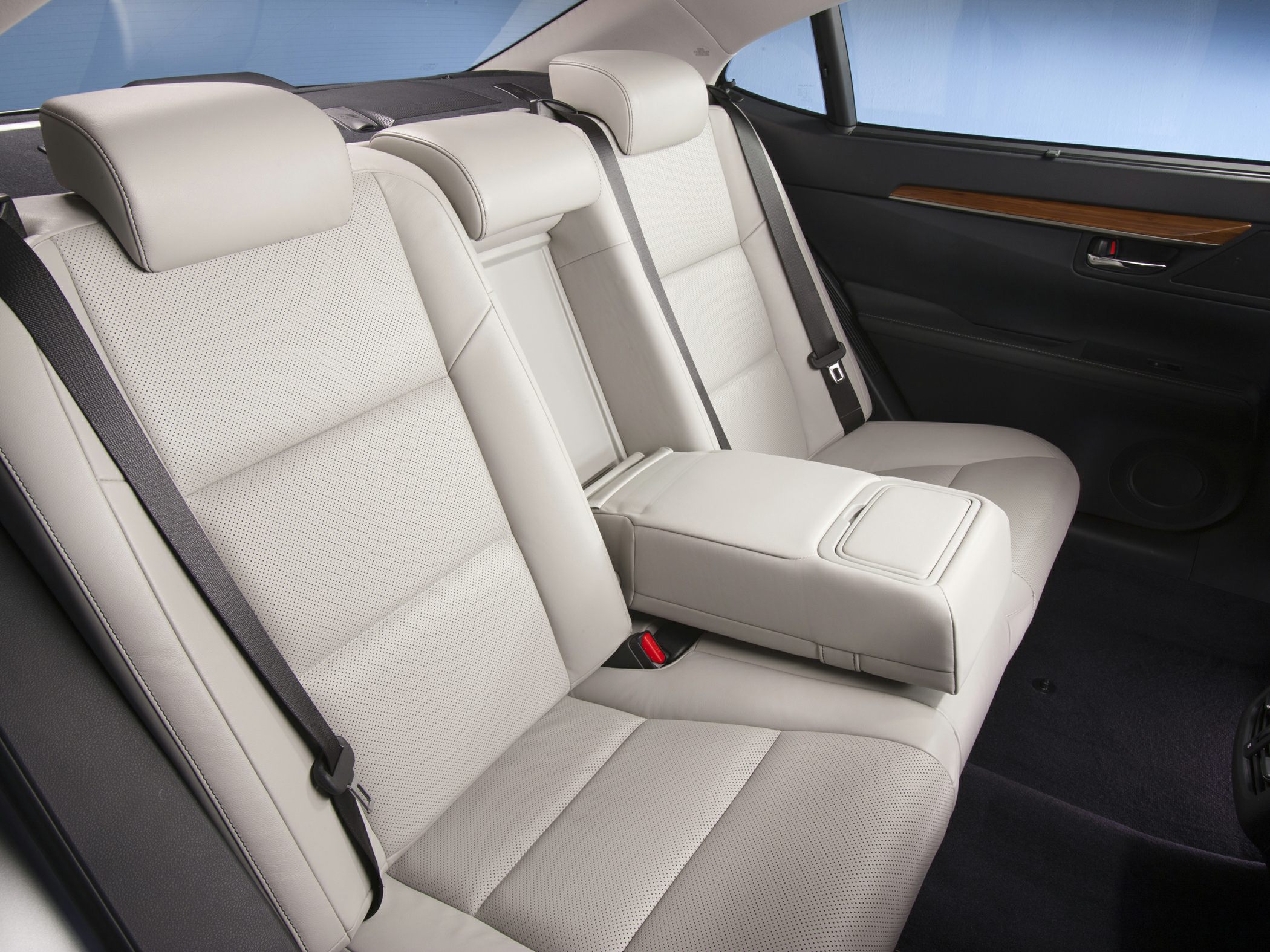 Rear leather seats with fold-down armrest and seat belts