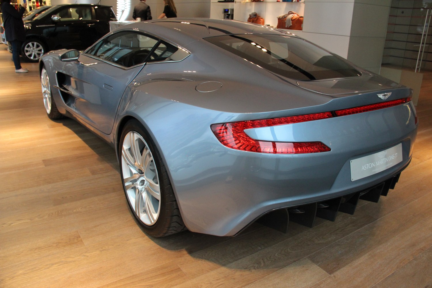 Aerodynamic rear profile with distinctive LED taillights and rear diffuser