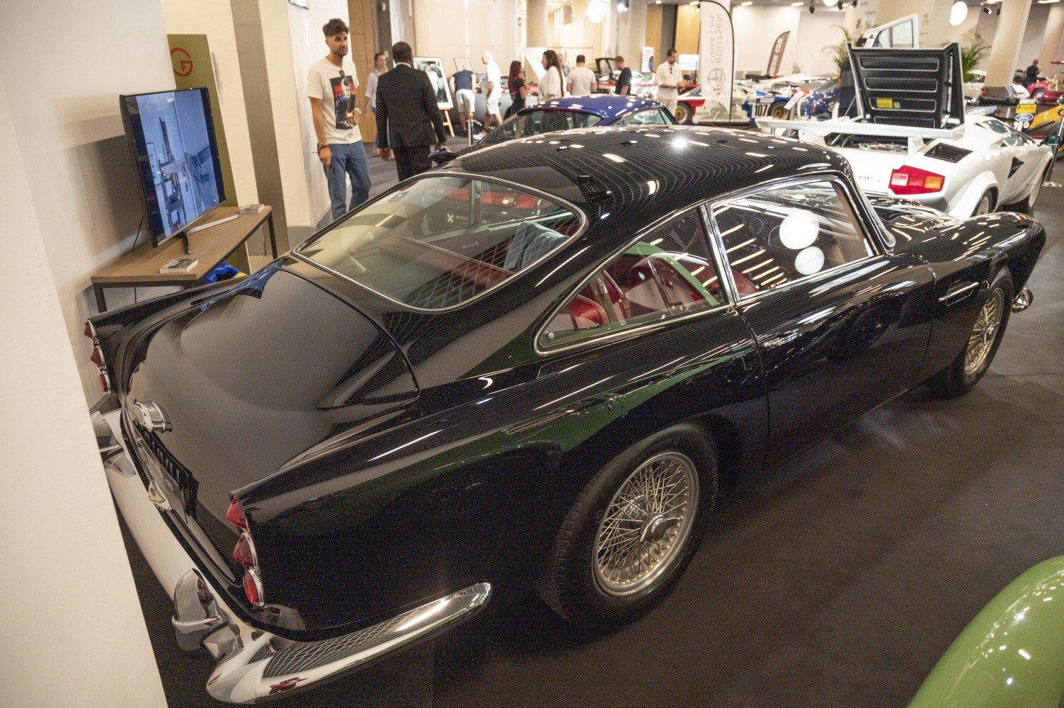 Sleek car rear with wire-spoke wheels