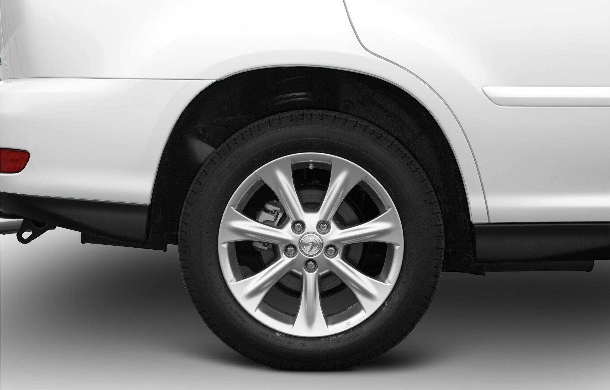 Close-up of rear alloy wheel and rear fender with 7-spoke rim