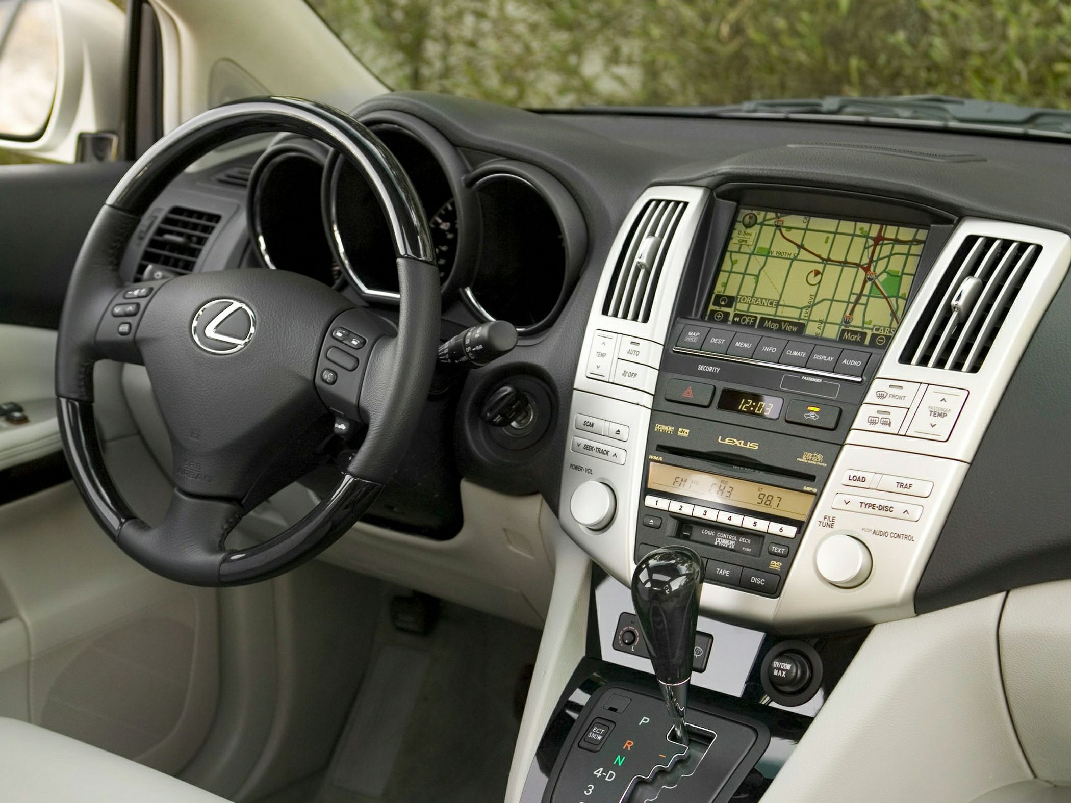 Leather steering wheel, infotainment system, navigation display, automatic gear shift