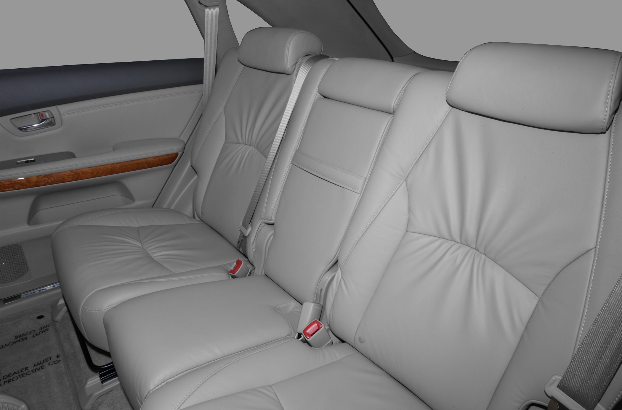 Rear leather seats with wood trim and seat belts