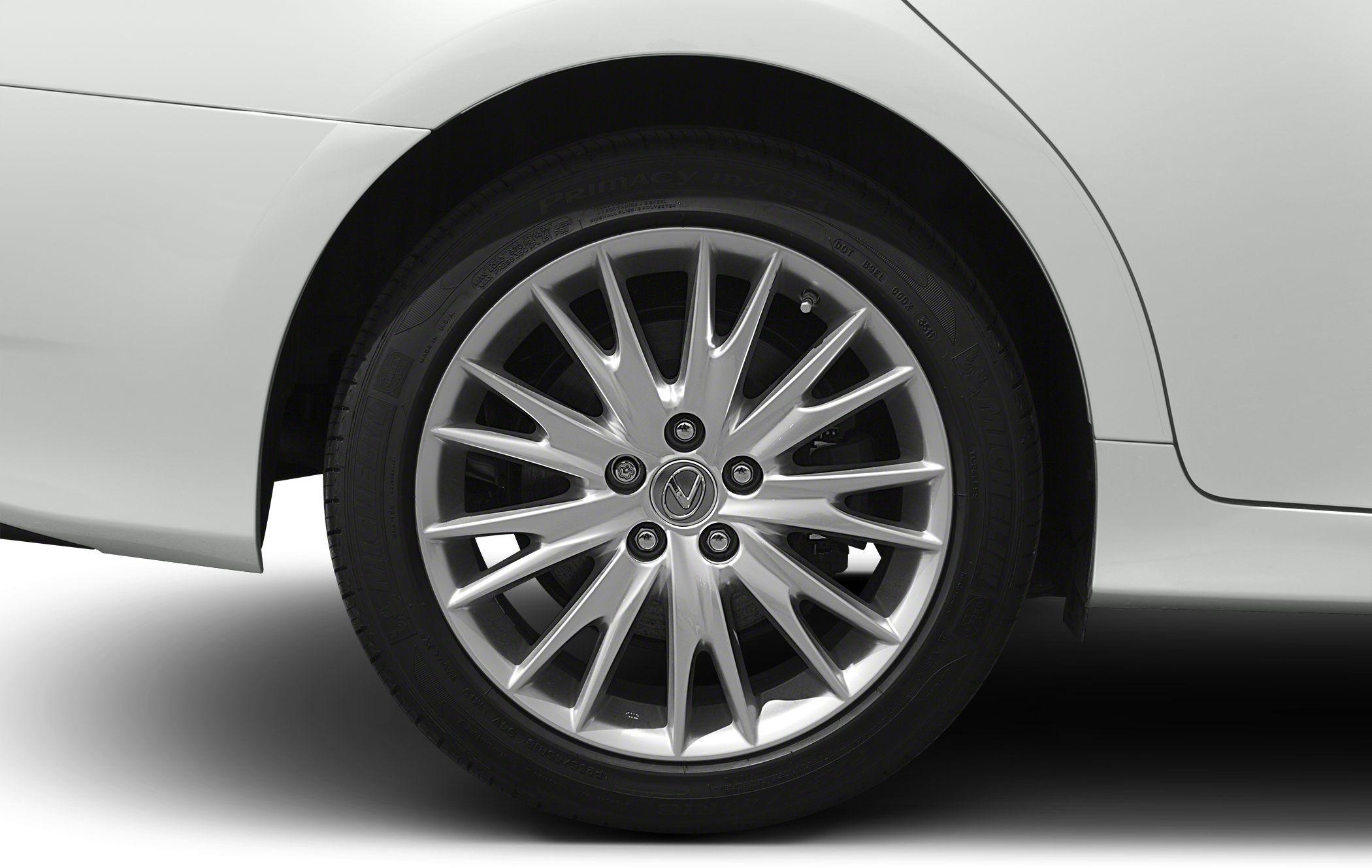 Alloy wheel with multi-spoke design and tire sidewall