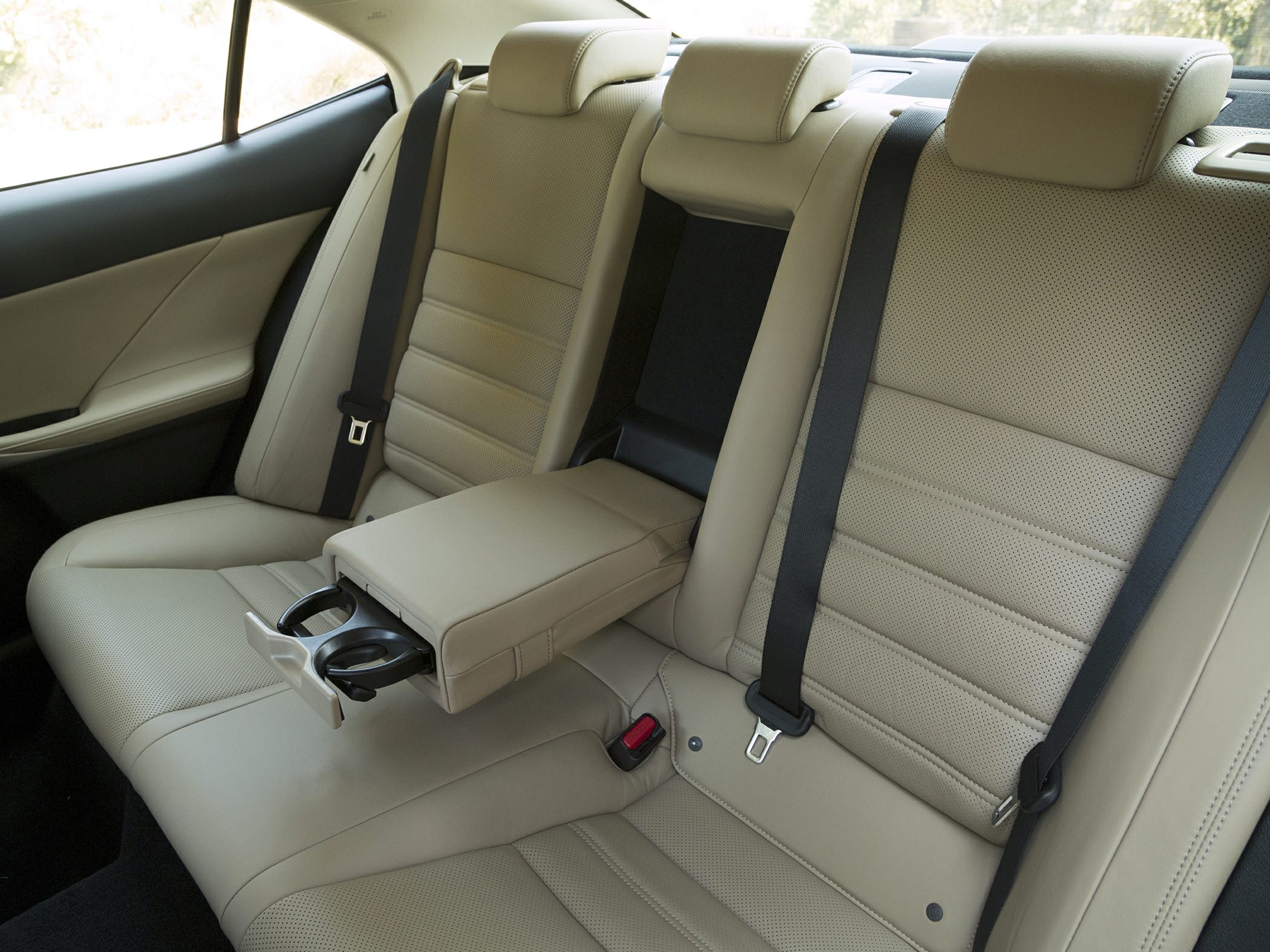 Beige leather rear seats with fold-down armrest and cup holders