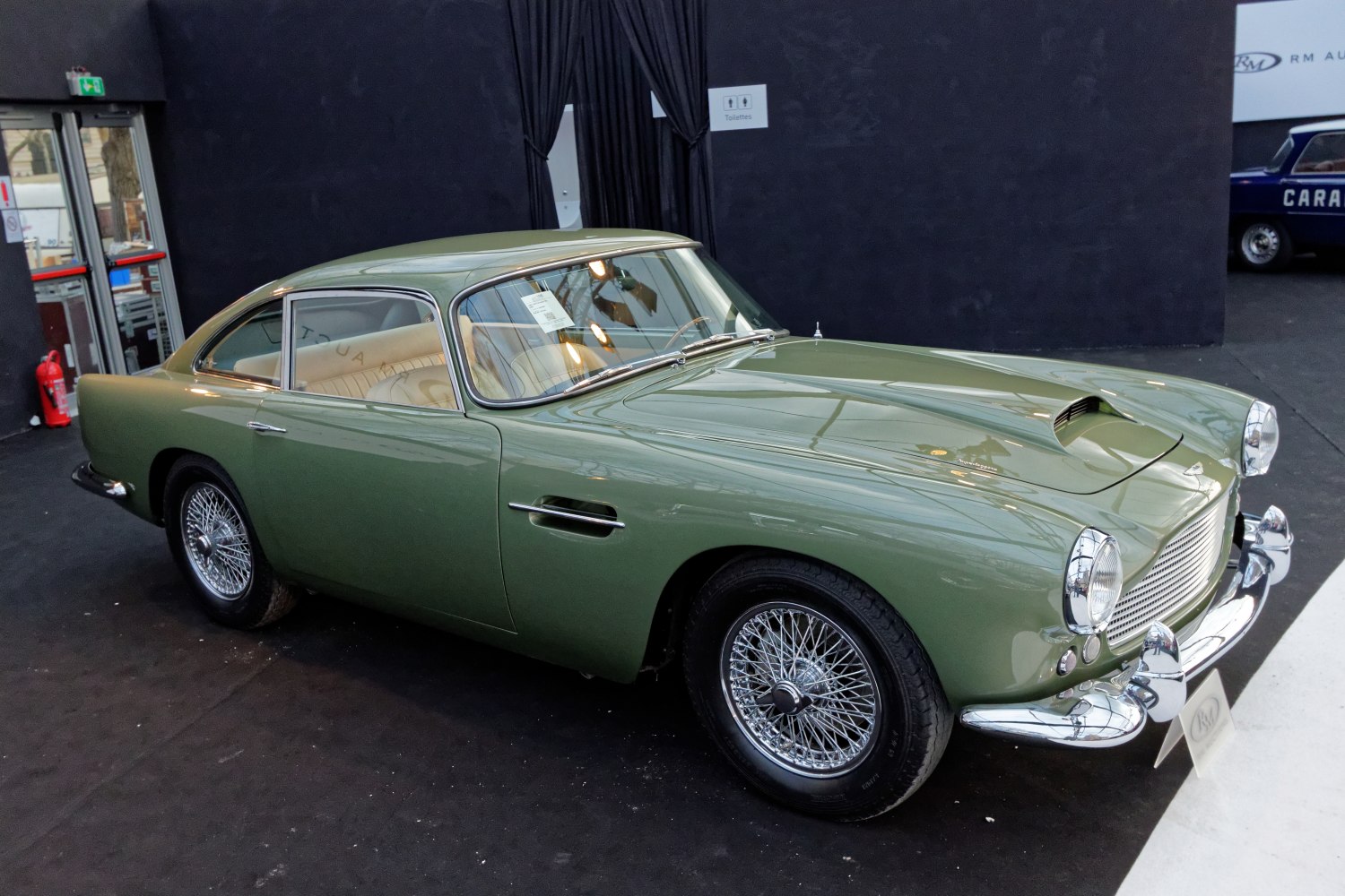 Vintage vehicle with hood scoop and wire spoke wheels