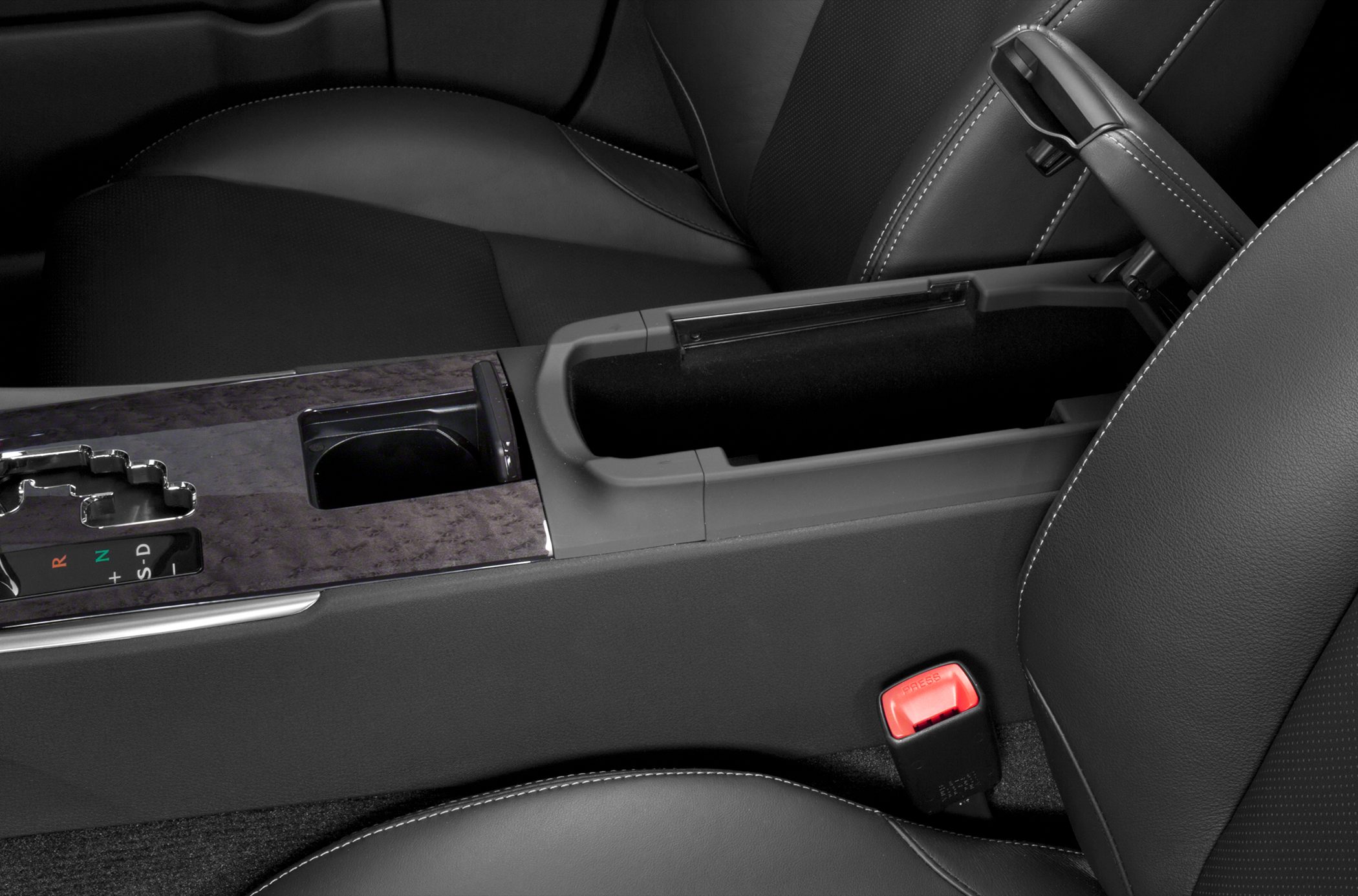 Center console, automatic gear selector, leather seats with stitching