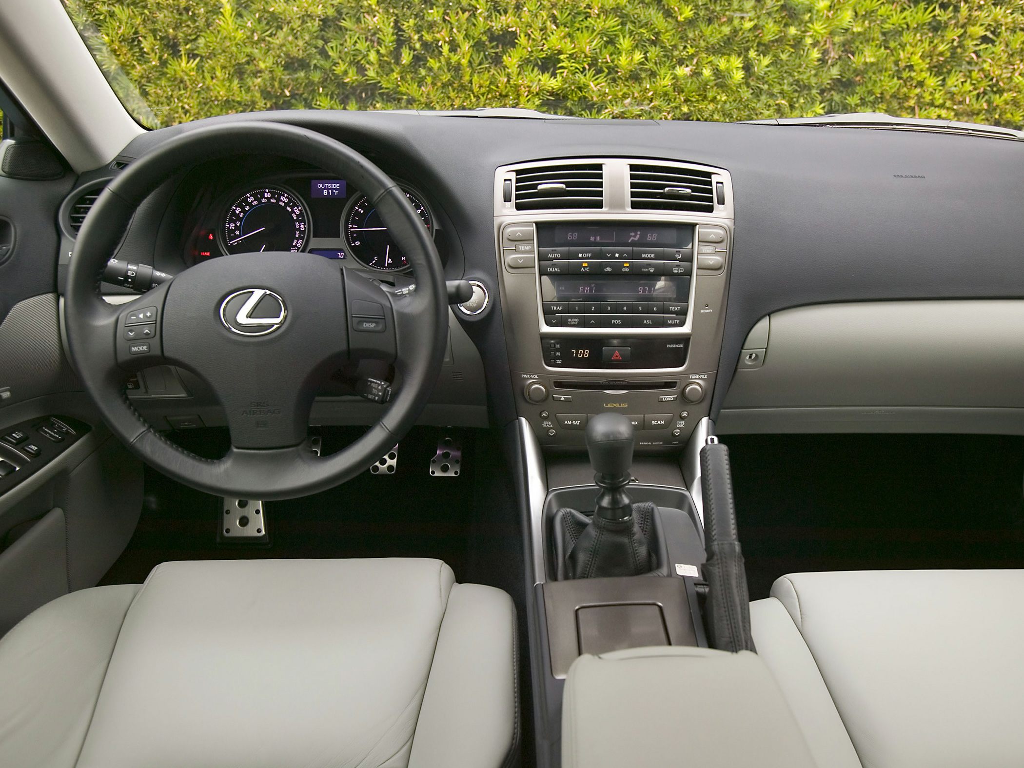 Dashboard, manual gear shift, steering wheel with controls