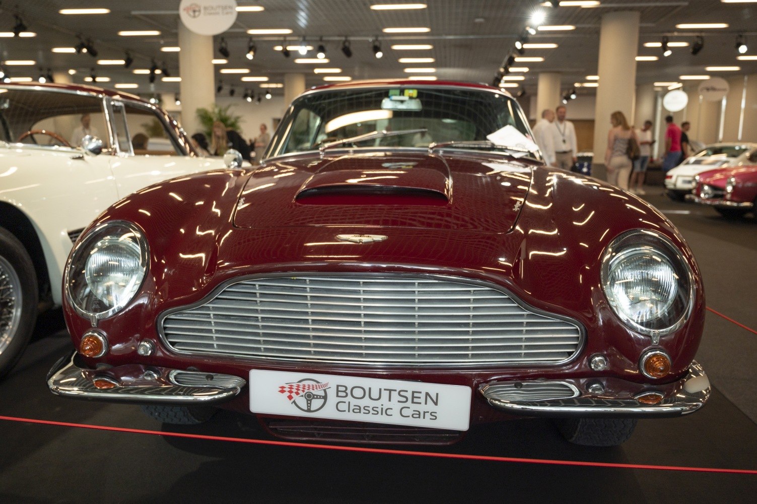 Front view with classic grille and round headlights