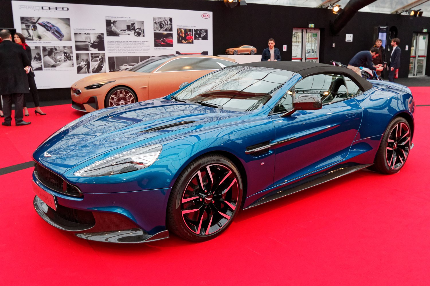 Convertible with aerodynamic design and black alloy wheels