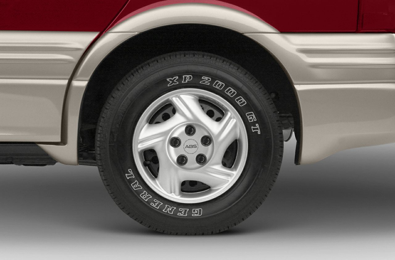 Close-up of wheel rim and General XP 2000 GT tire.