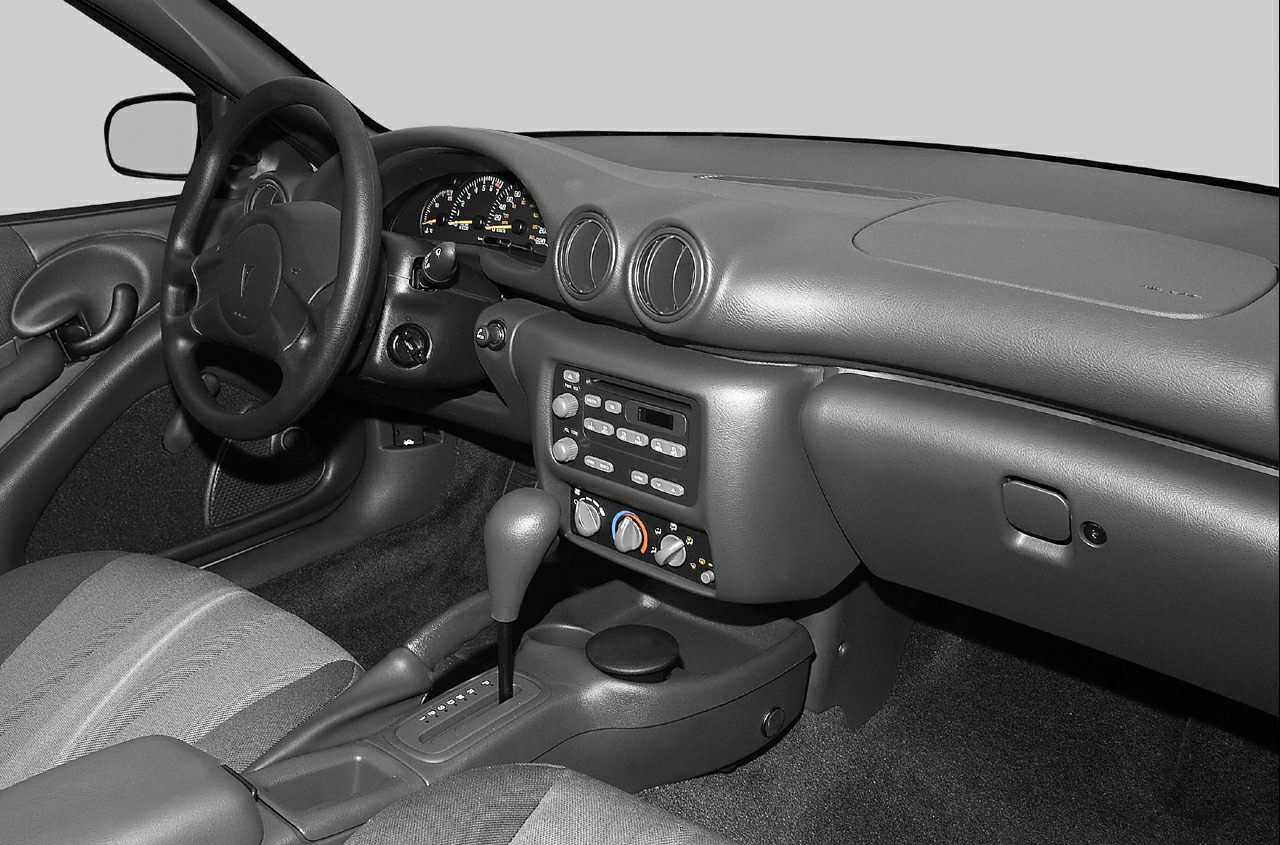 Dashboard, steering wheel, center console interior features