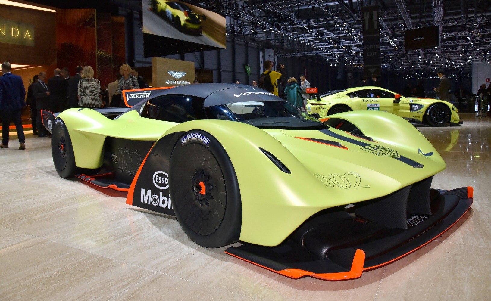 Aerodynamic racing prototype with covered wheels
