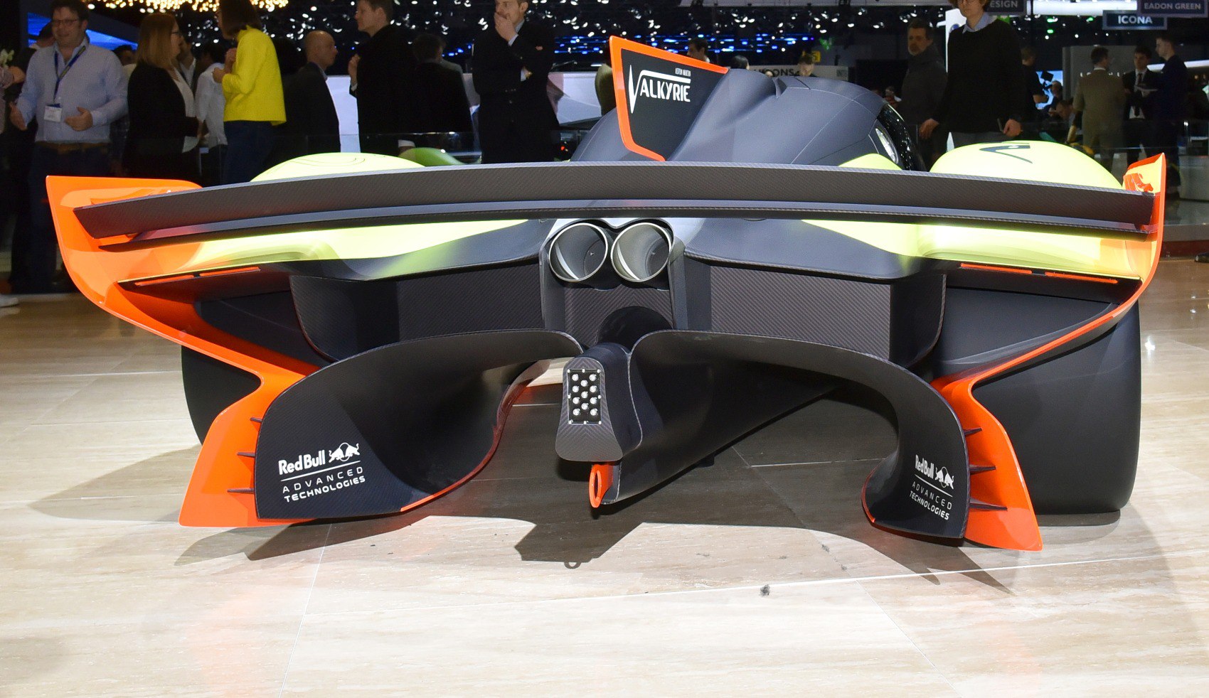 Rear aerodynamics with dual exhaust and large diffuser