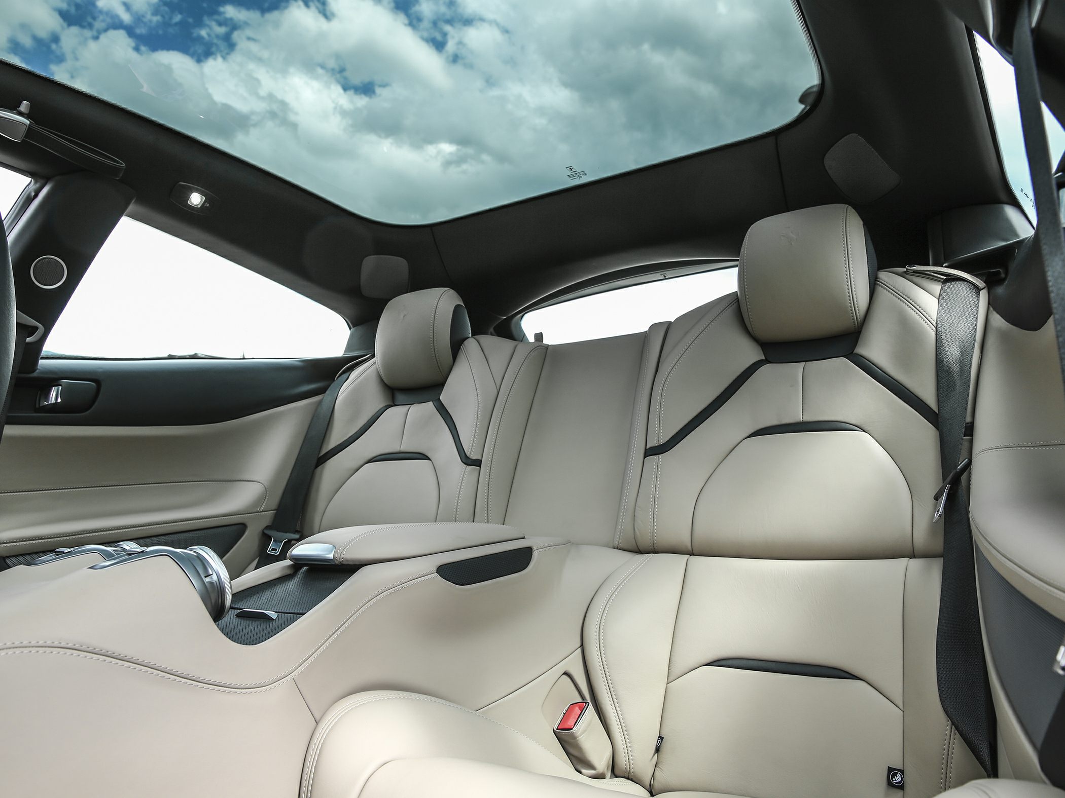 Luxurious rear seats with panoramic glass roof