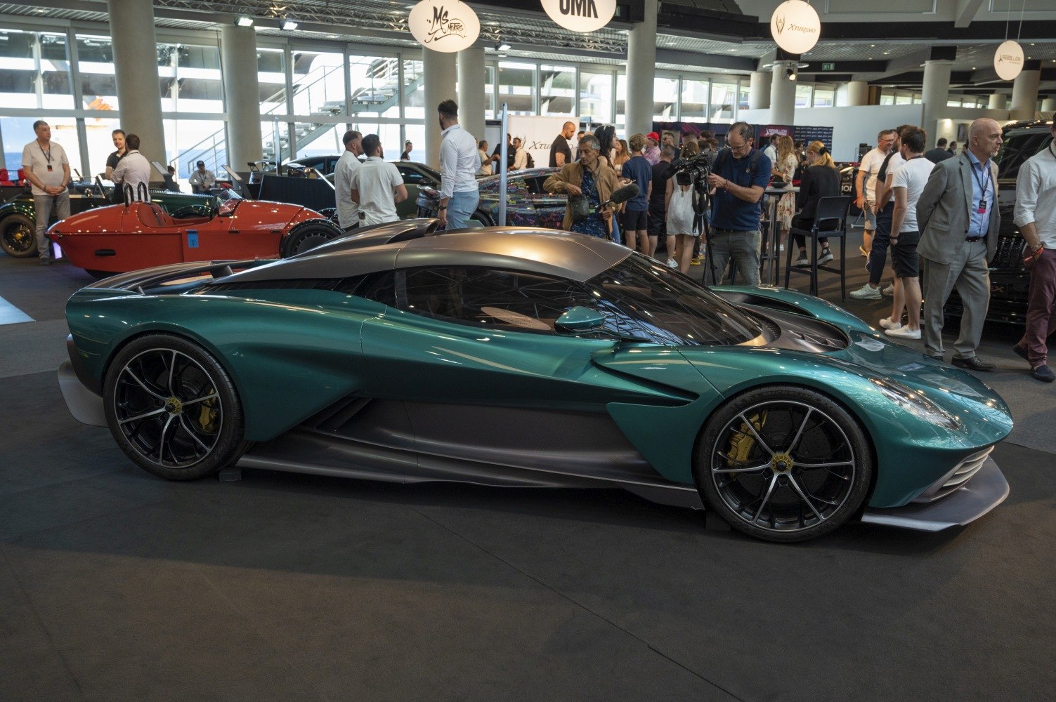 Sleek aerodynamic side profile with performance wheels