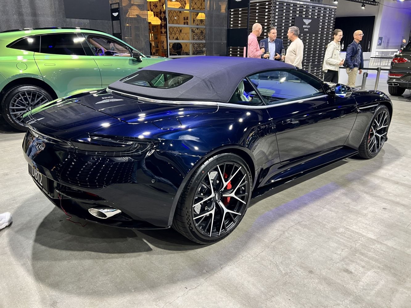 Convertible soft-top with sporty multi-spoke alloy wheels