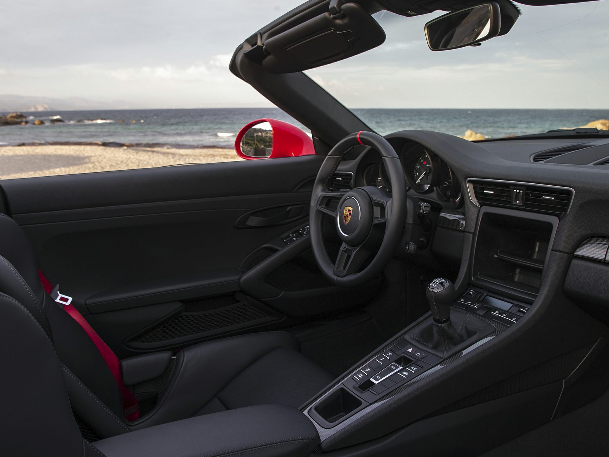 Manual gearstick and convertible black leather interior