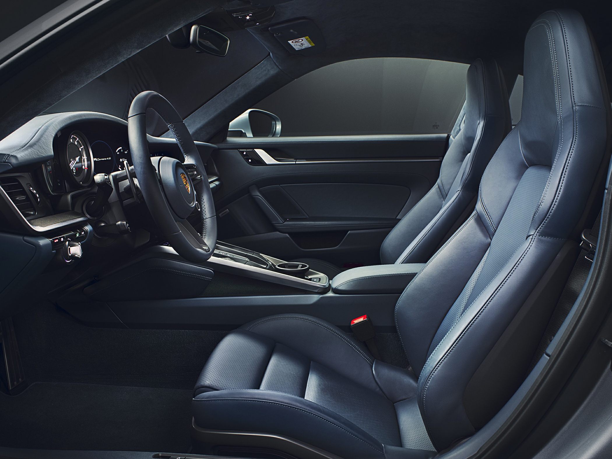 Luxurious sporty seats and advanced dashboard design