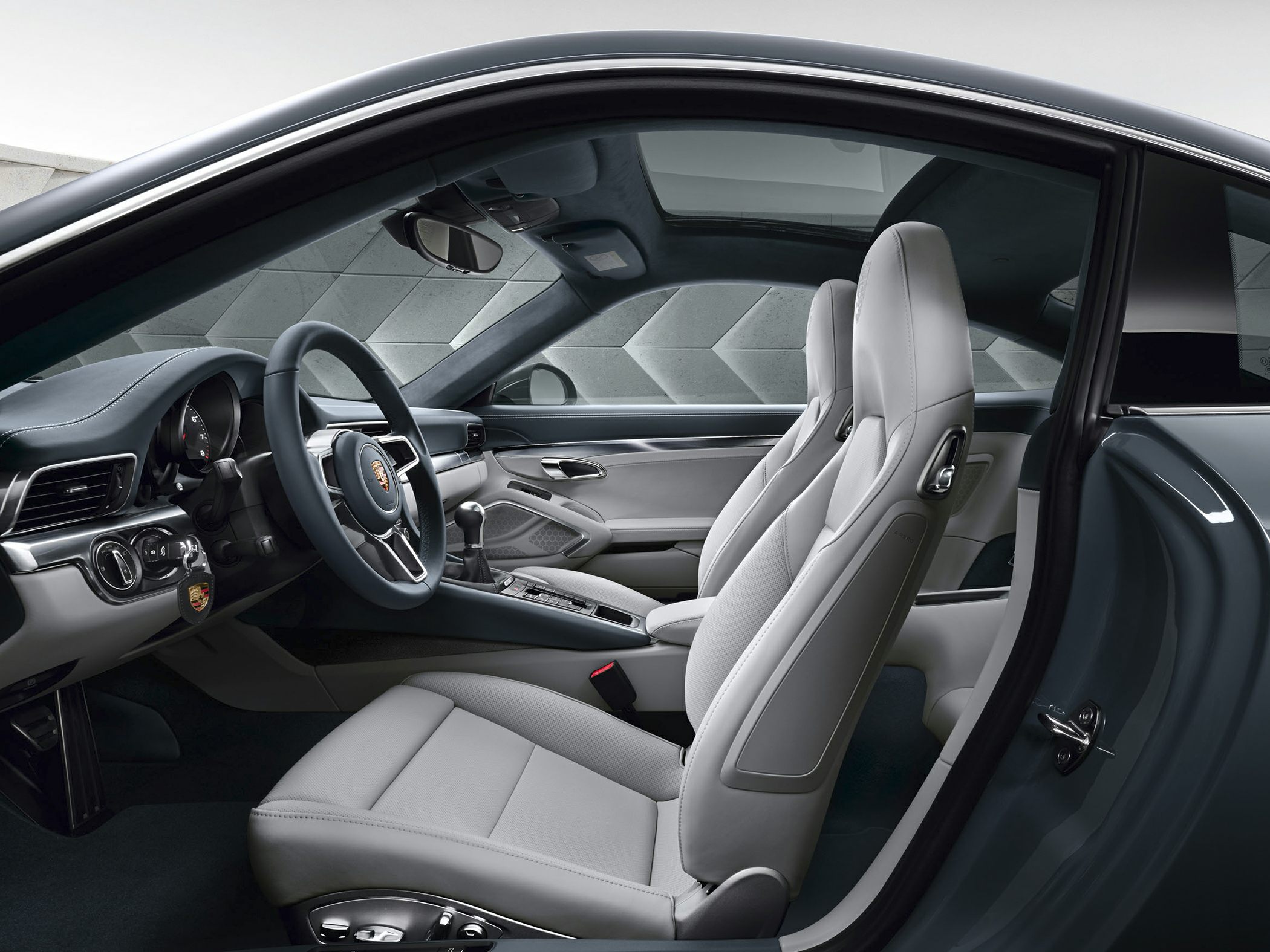 Ergonomic seats, manual gear, panoramic sunroof
