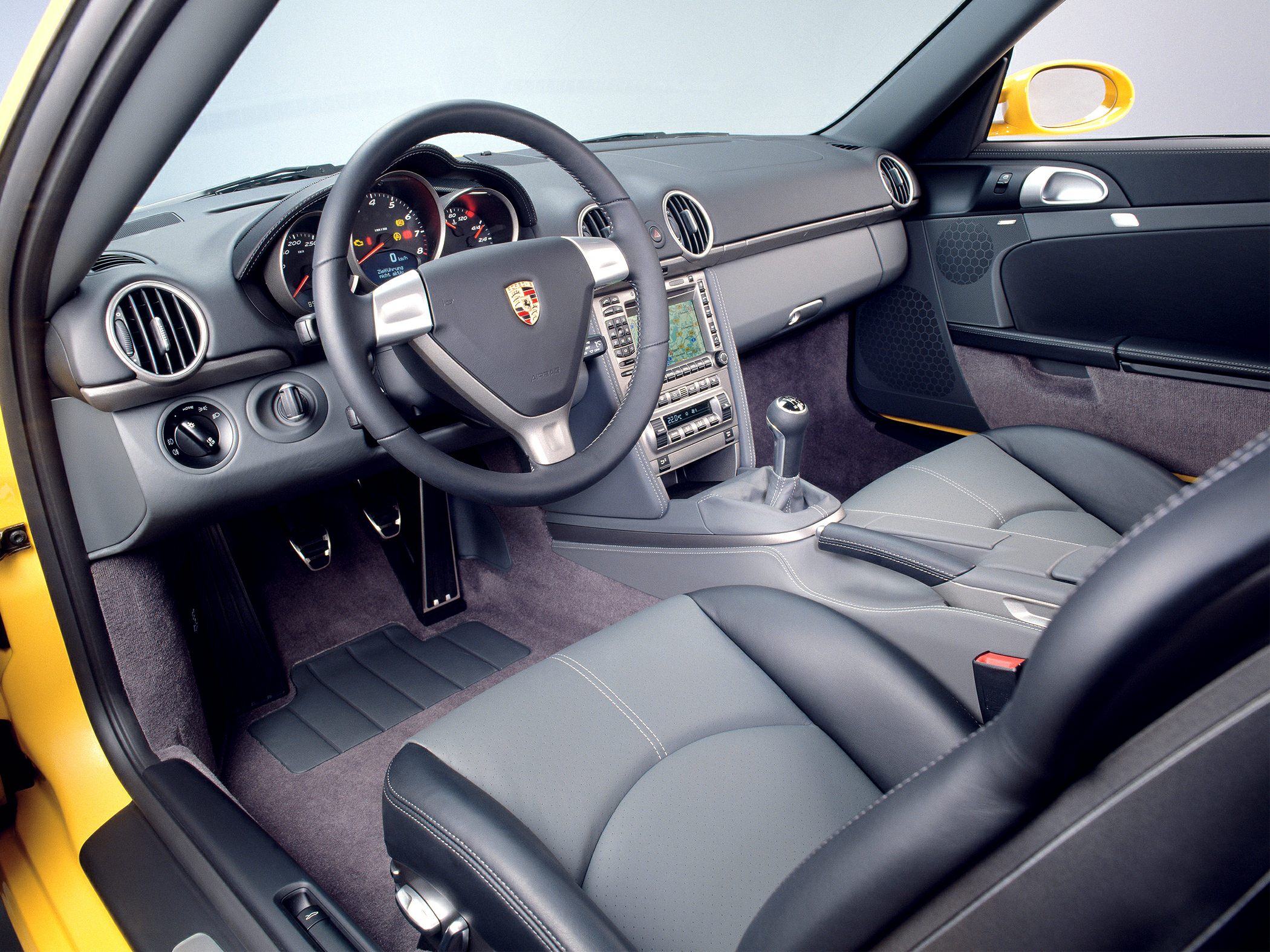 Steering wheel, dashboard, leather seats, manual gear shift