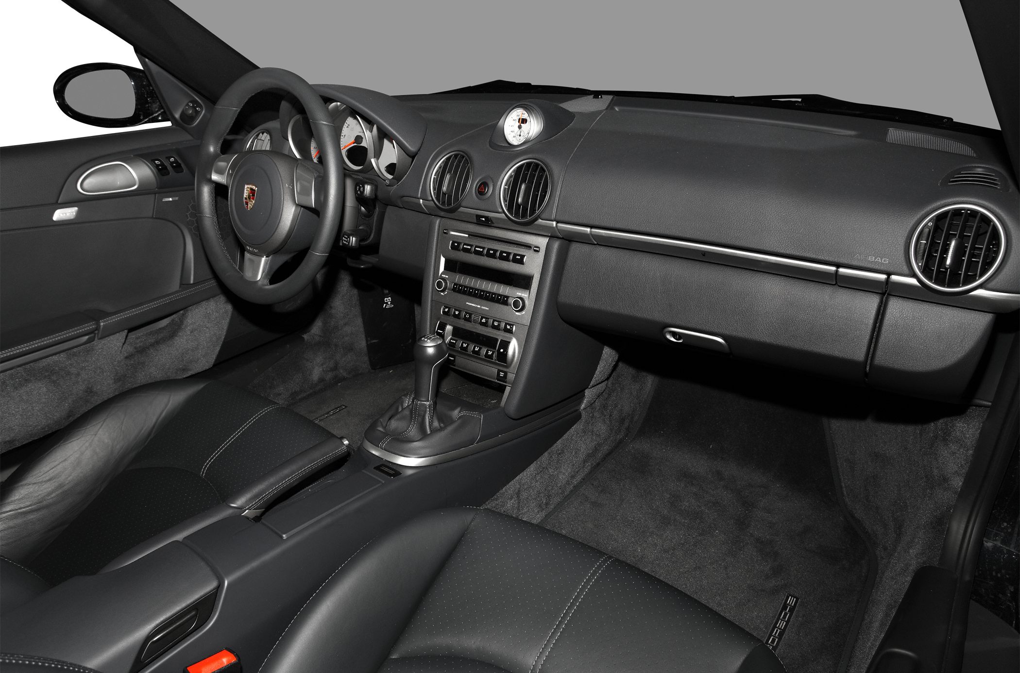 Dashboard, steering wheel, center console with manual gearshift