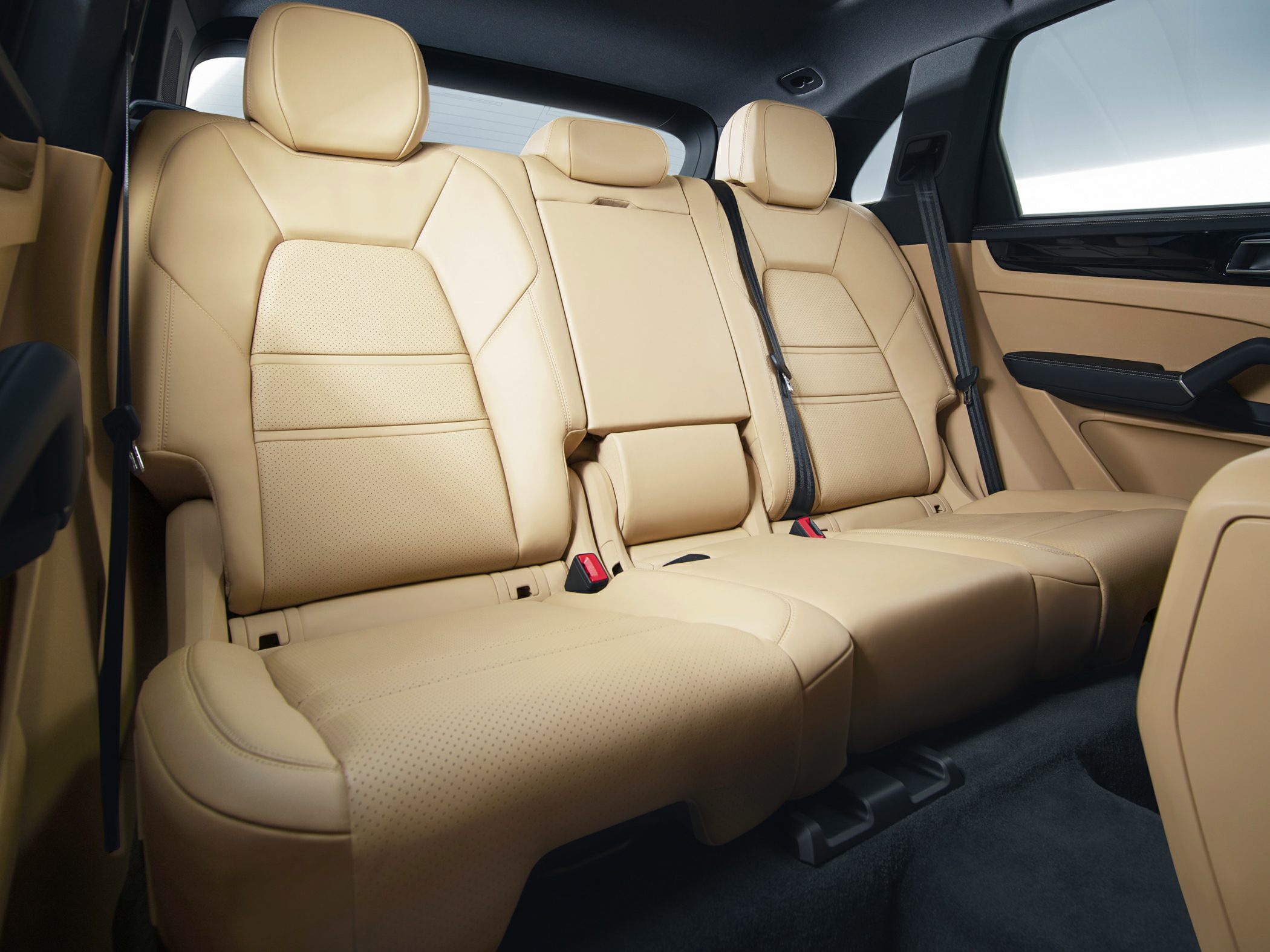 Beige leather rear seats with armrest and seat belts