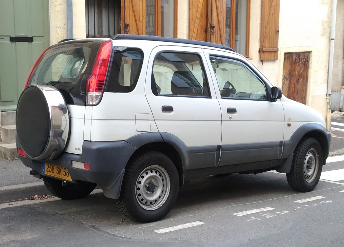 Compact SUV with rear spare wheel cover and roof rails