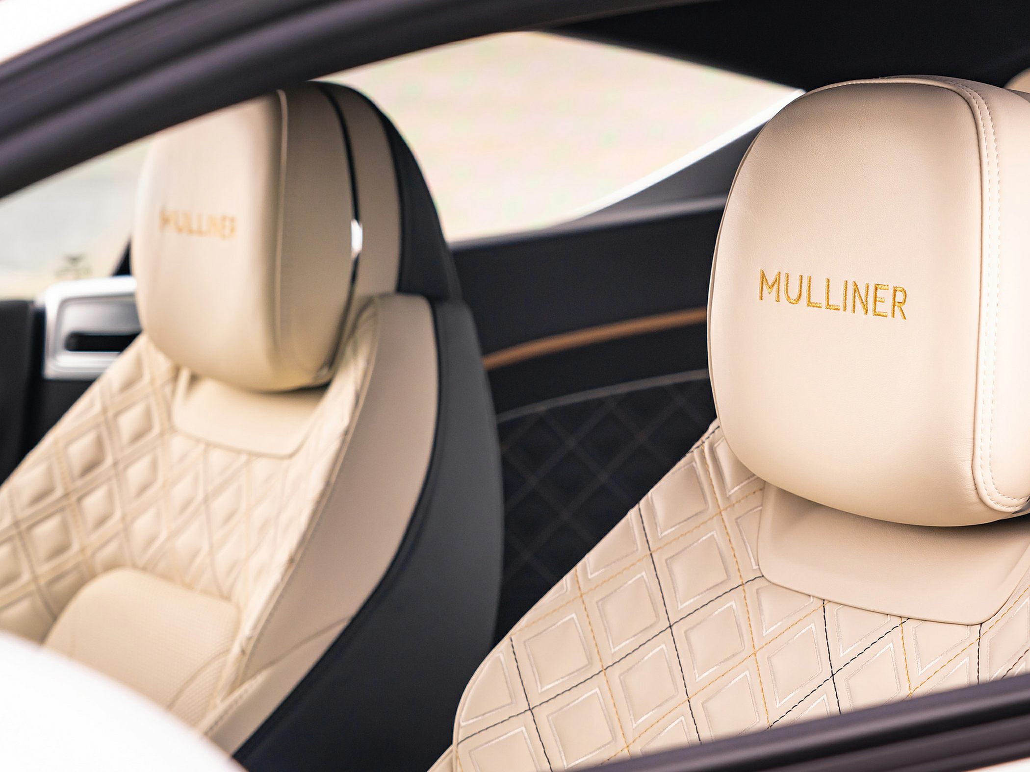 Diamond-quilted leather seats with Mulliner embroidery