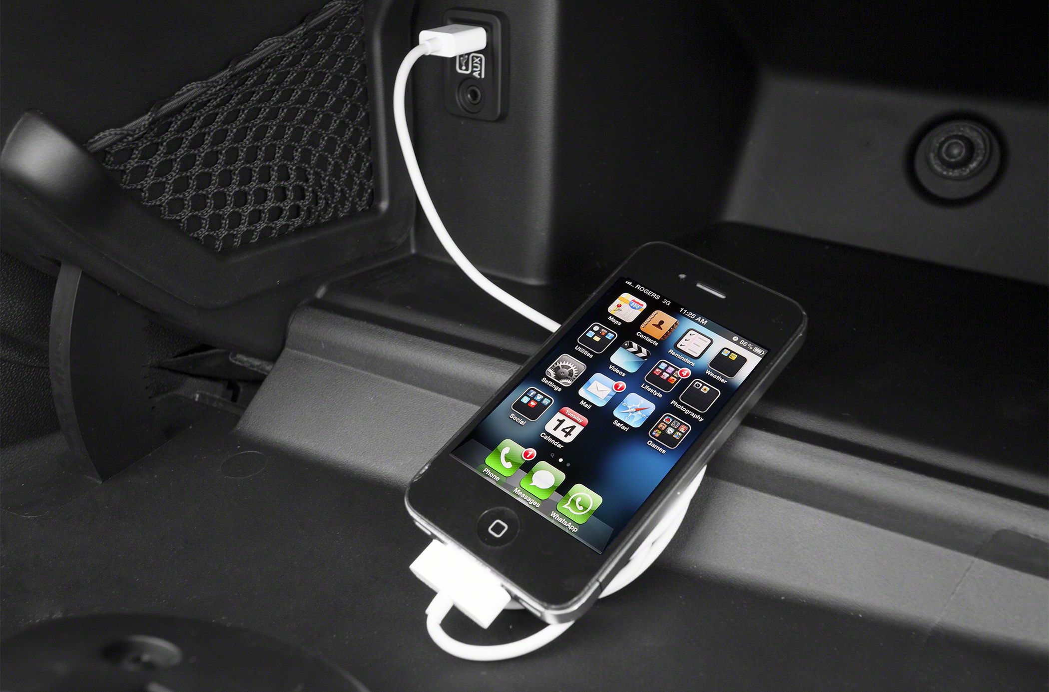 USB and AUX ports with smartphone charging connectivity