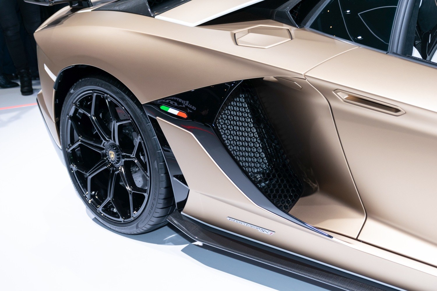 Rear black alloy wheel and side air vent with Italian flag badge