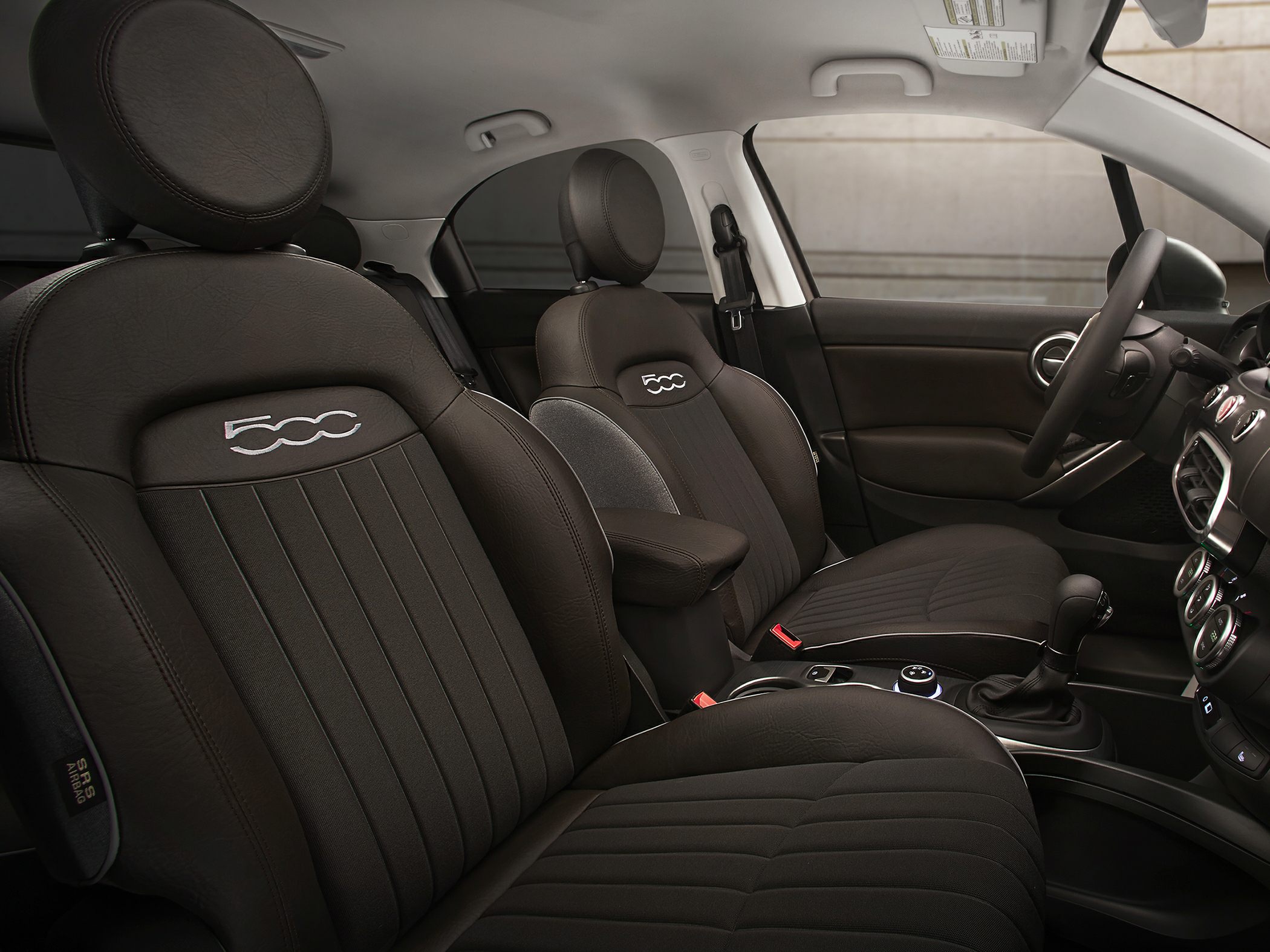 Front seats with 500 logo embroidery and modern dashboard interior