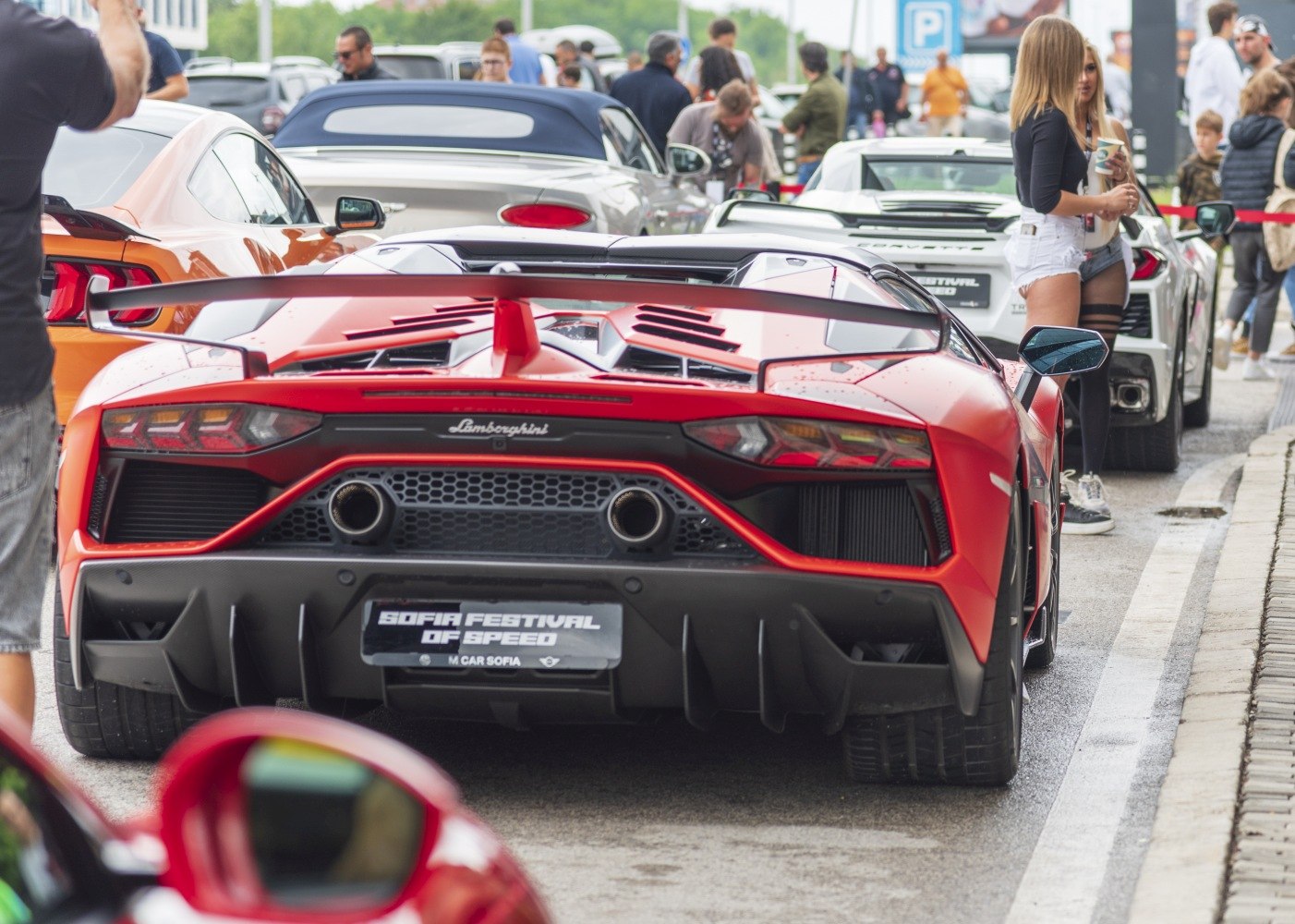 Rear view with large rear wing and dual exhaust pipes