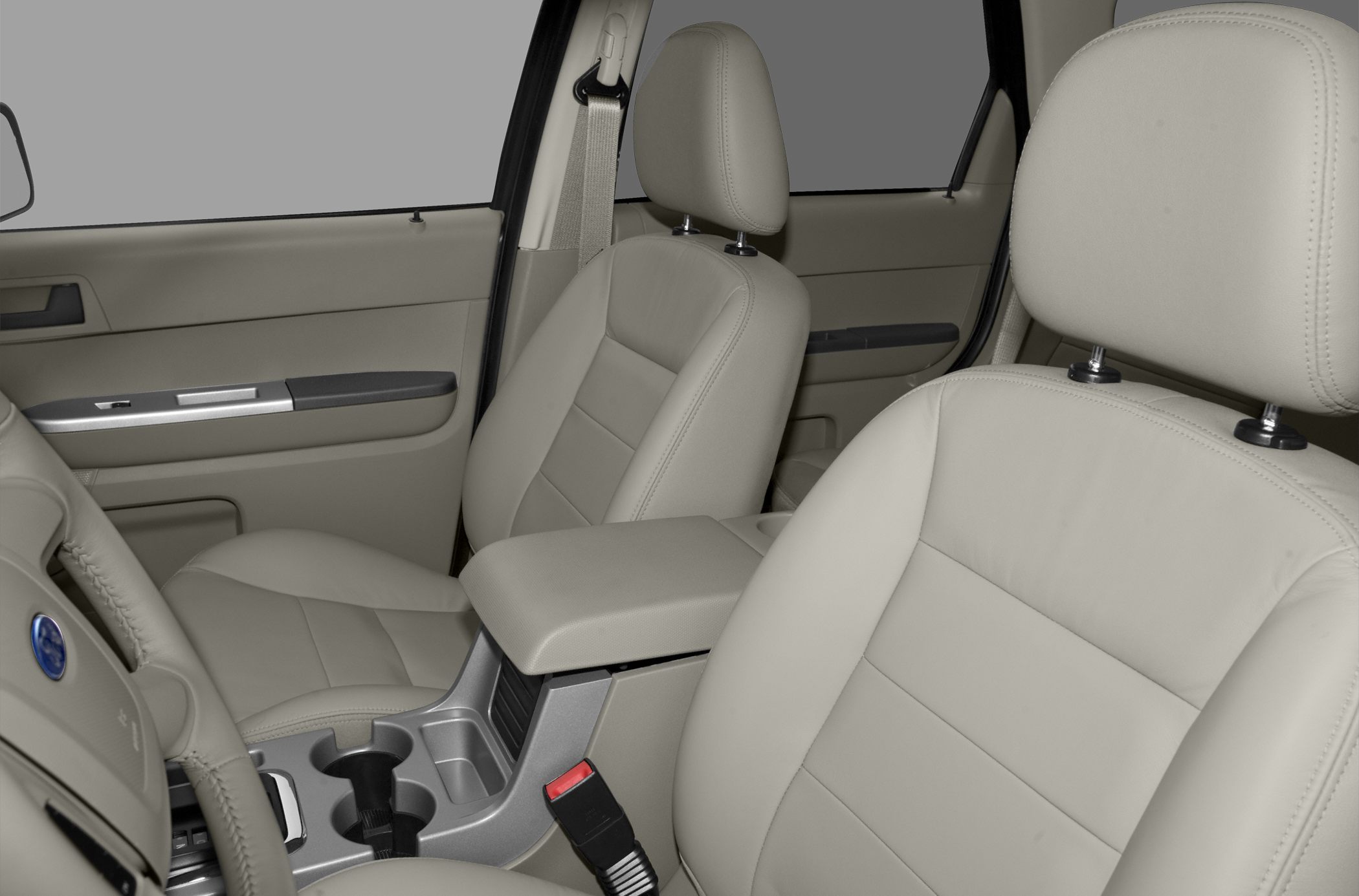 Beige leather front seats with central armrest and cup holders