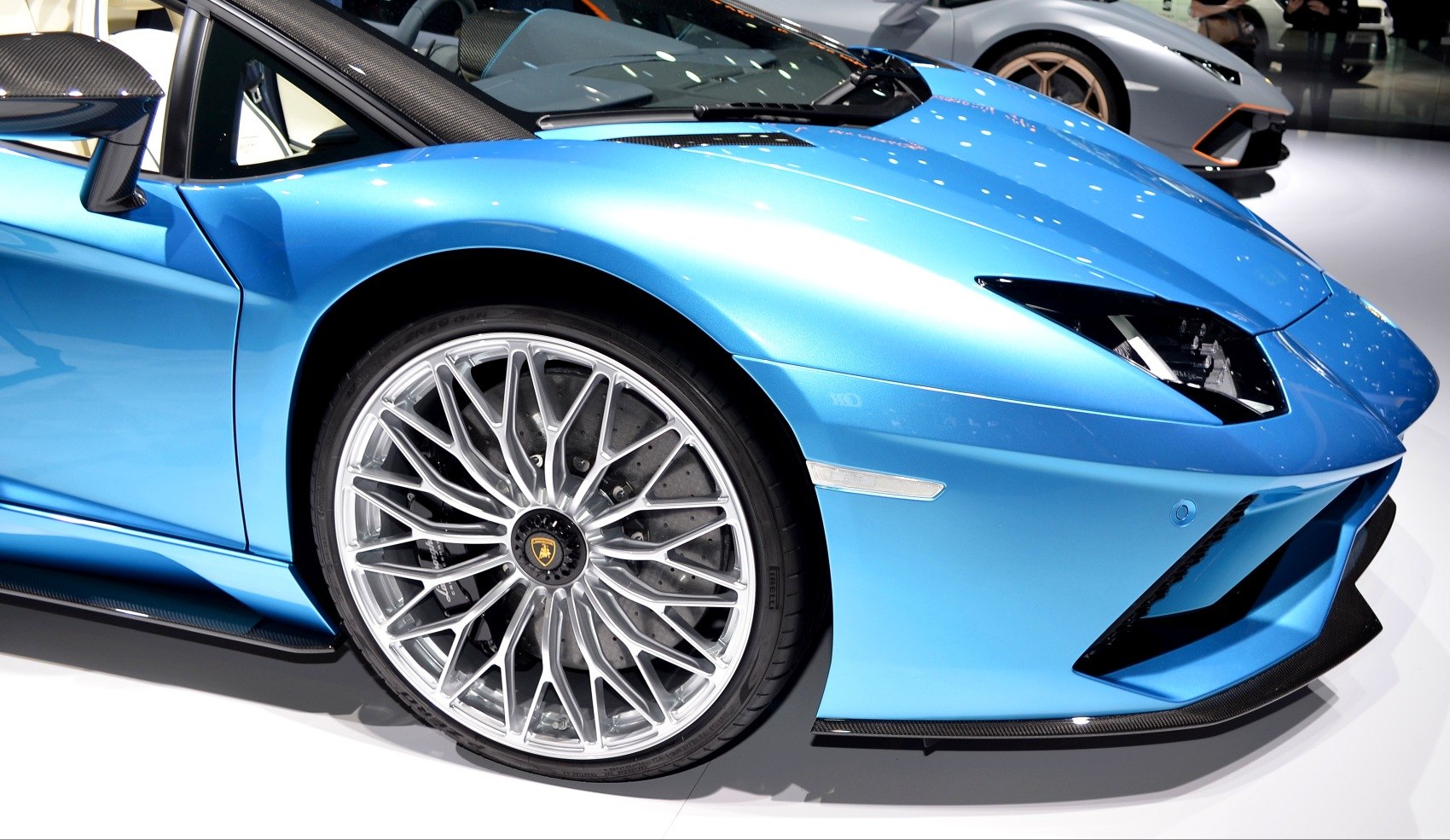Front end and multi-spoke alloy wheel of a sports convertible